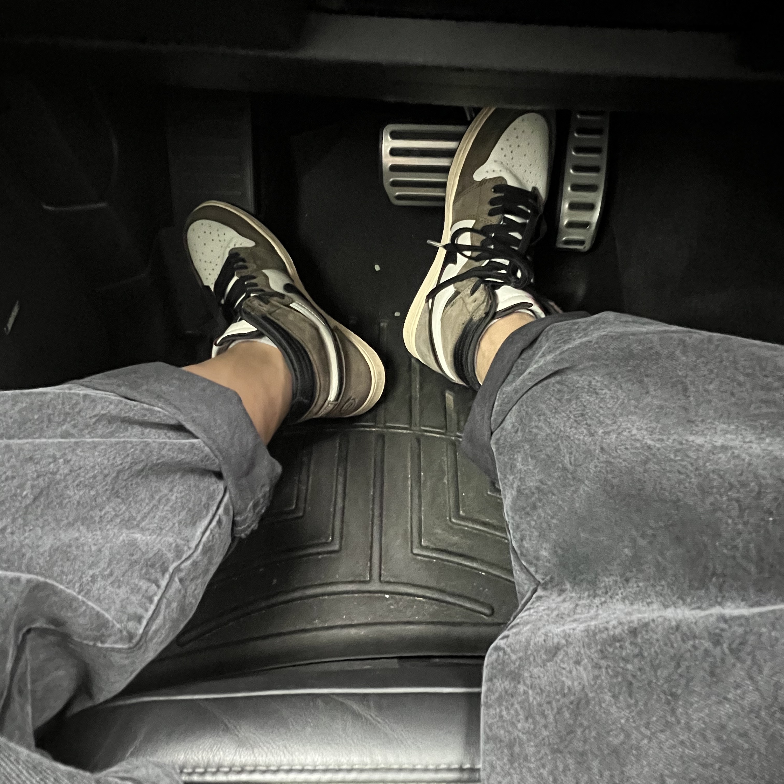 Jordan 1 x Travis Scott Retro High OG SP Mocha 착용 스타일 - 1