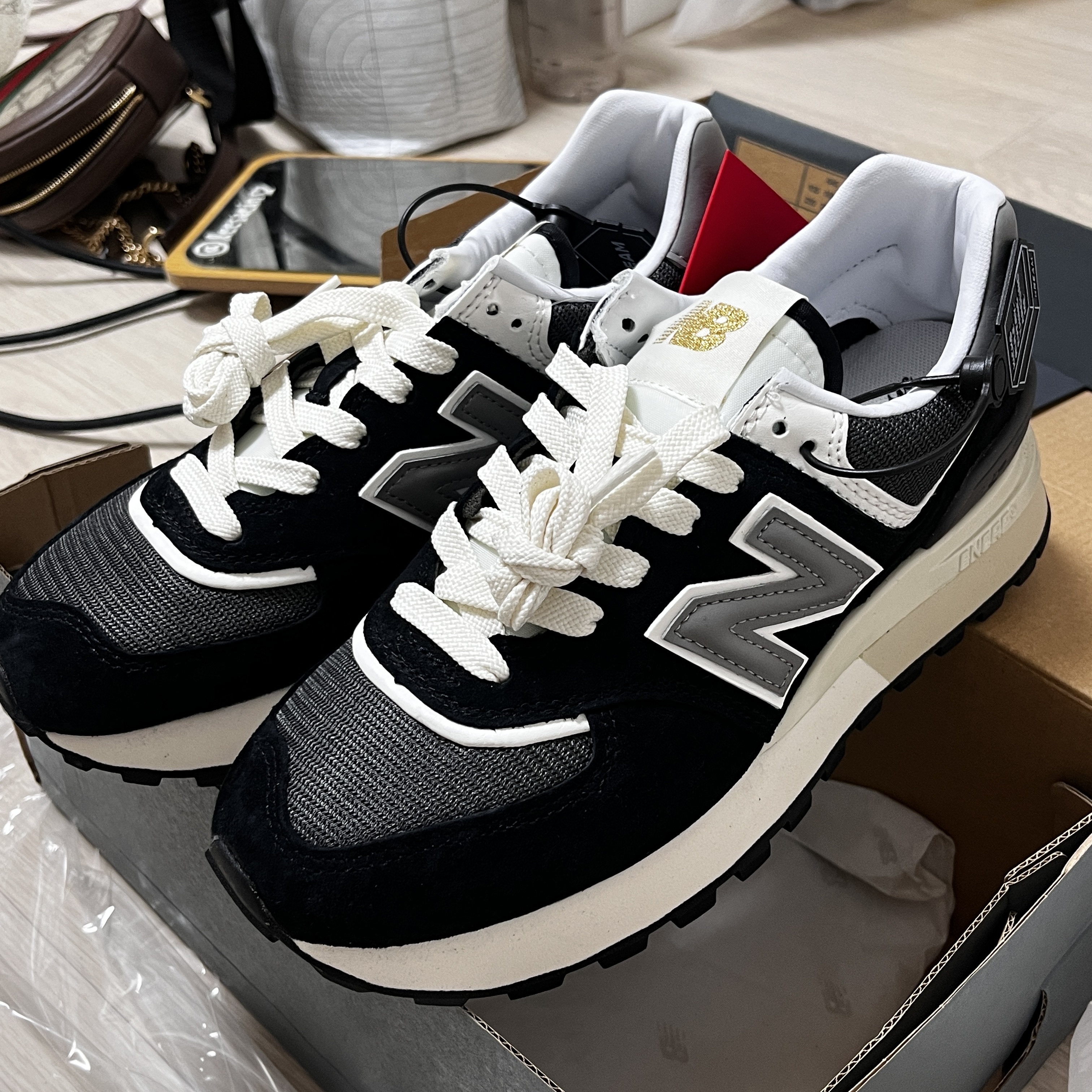 New Balance 574 Legacy Black 착용 스타일 - 1