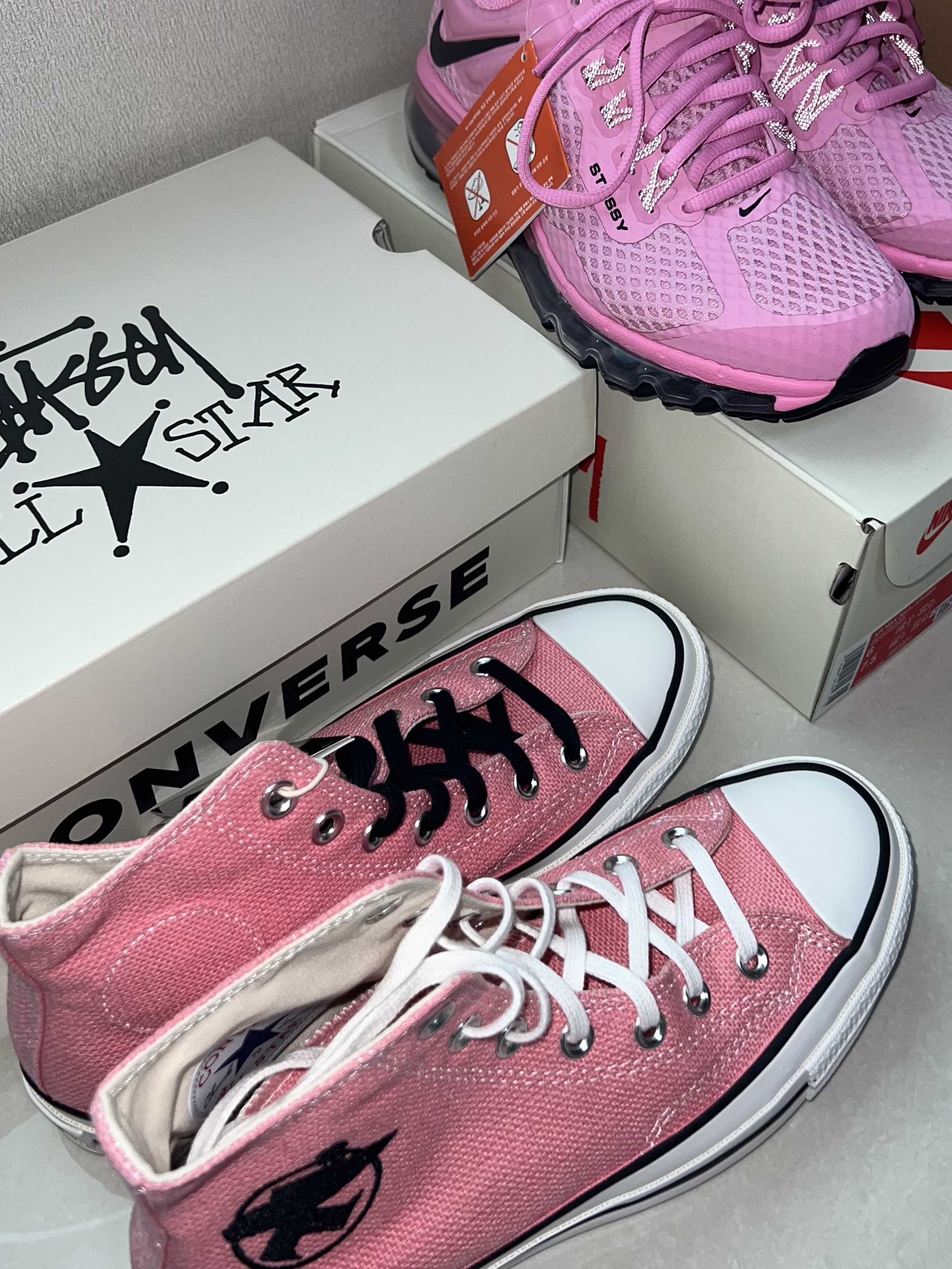 Converse x Stussy Chuck 70 High Plumeria, Nike x Stussy Air Max 2013 Psychic Pink 착용 스타일
