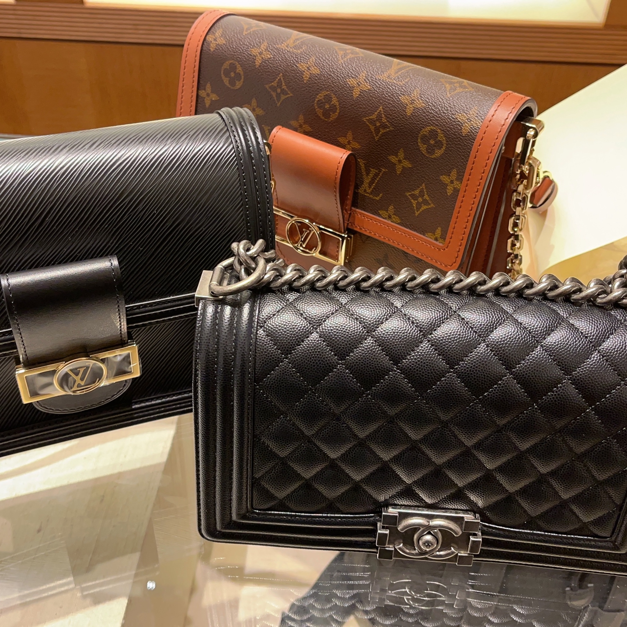 Louis Vuitton Dauphine MM Chain Strap Monogram and Monogram Reversed 착용 스타일