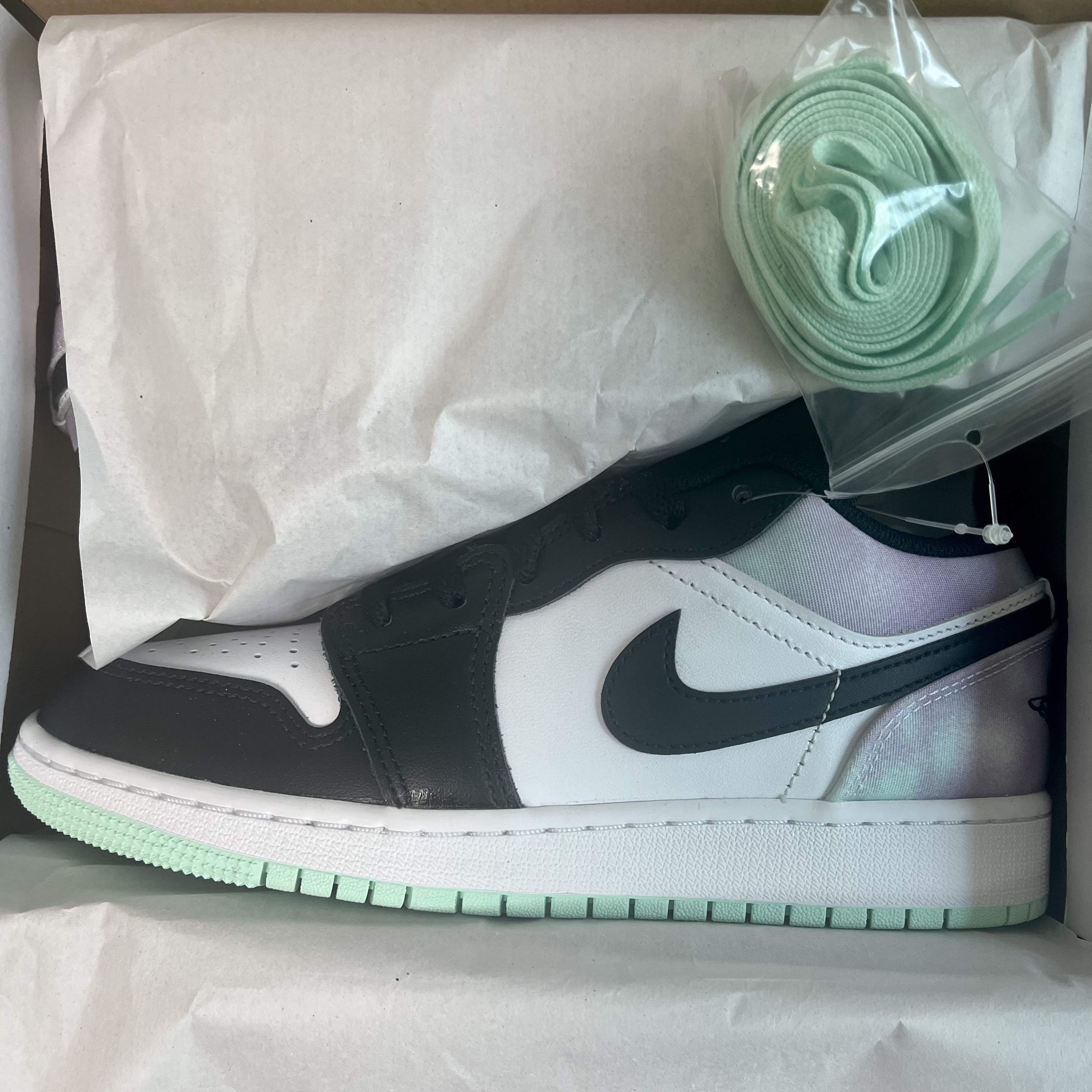 (GS) Jordan 1 Low SE White Black Tie-Dye 착용 스타일