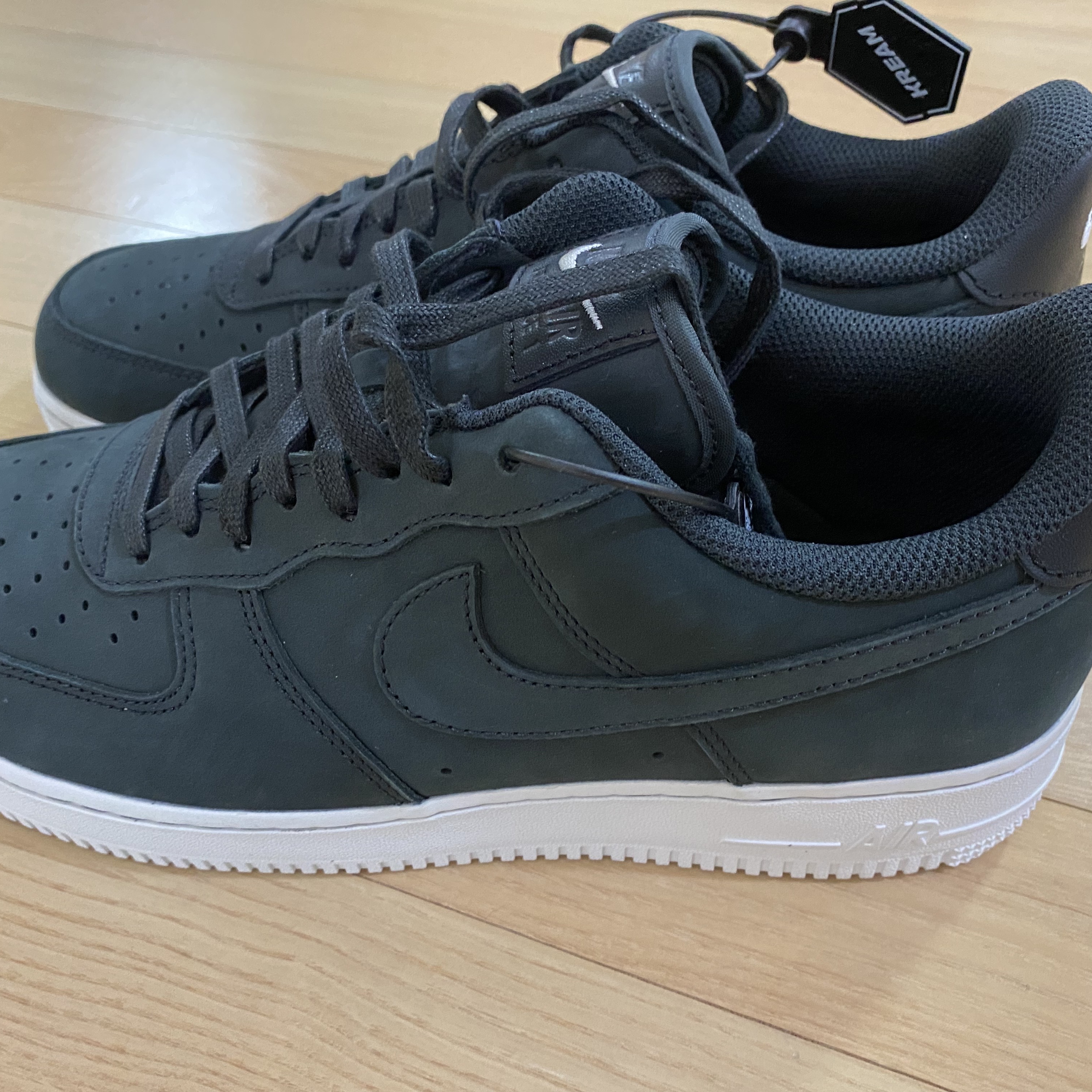 Nike Air Force 1 '07 LX Off Noir 착용 스타일 - 1
