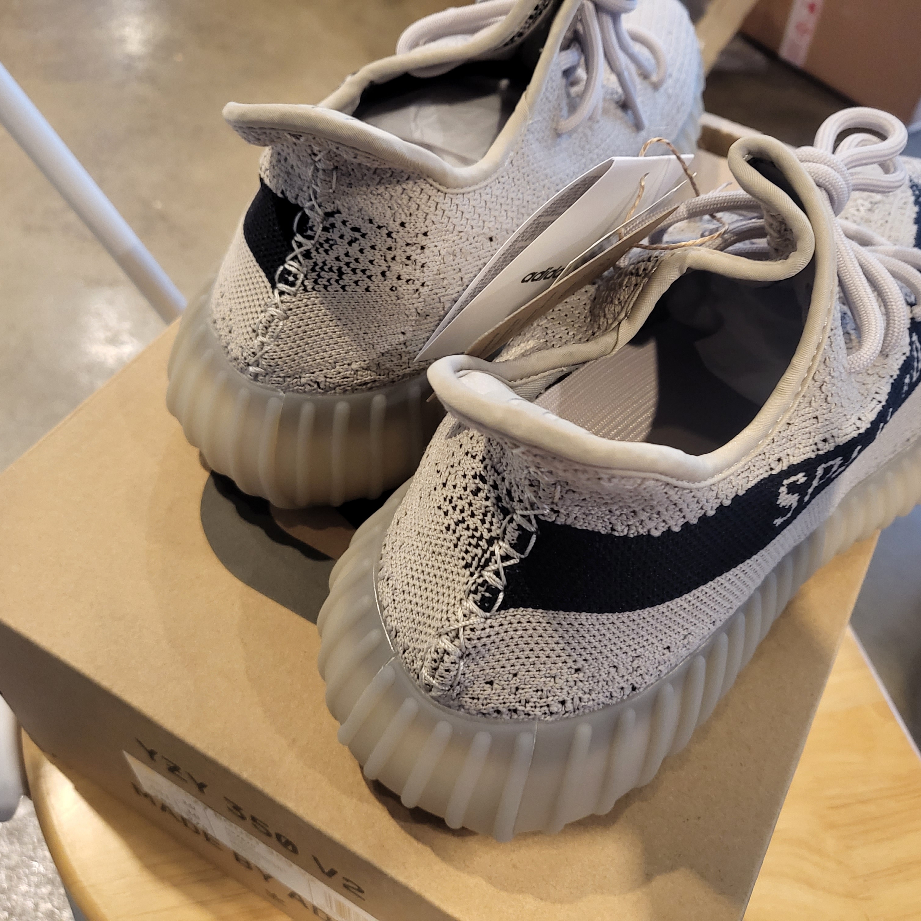 Adidas Yeezy Boost 350 V2 Slate Core Black 2022/2023 착용 스타일 - 2