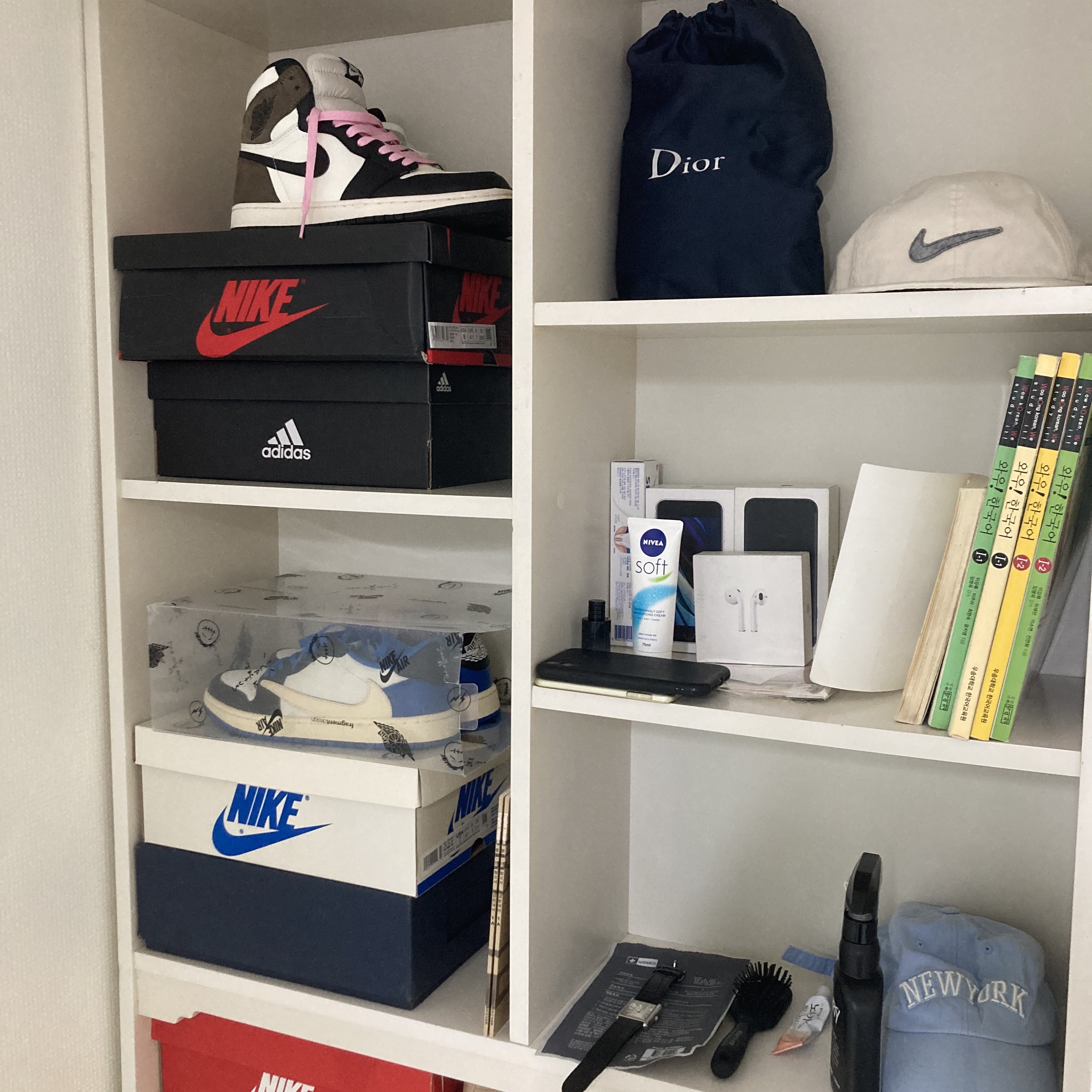Jordan 1 Retro High OG Black Mocha, Jordan 1 x Travis Scott x Fragment Retro Low OG SP Military Blue 착용 스타일
