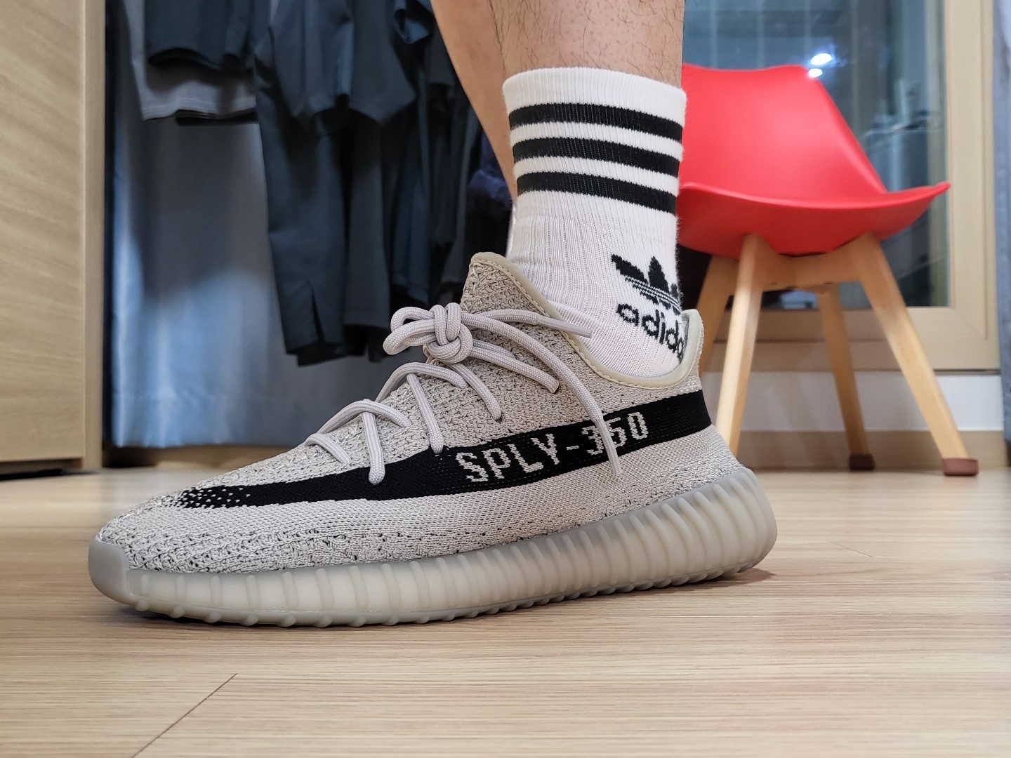 Adidas Yeezy Boost 350 V2 Slate Core Black 2022/2023 착용 스타일 - 4