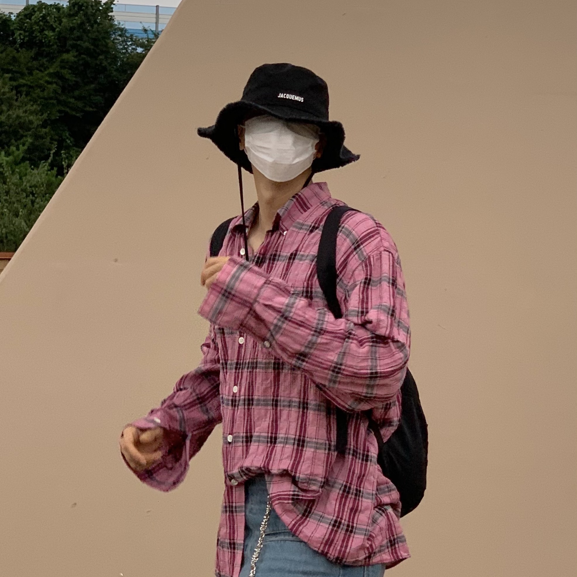 Jacquemus Le Bob Artichaut Bucket Hat Black, Our Legacy Borrowed BD Shirt Cerise Memory Check 착용 스타일 - 2