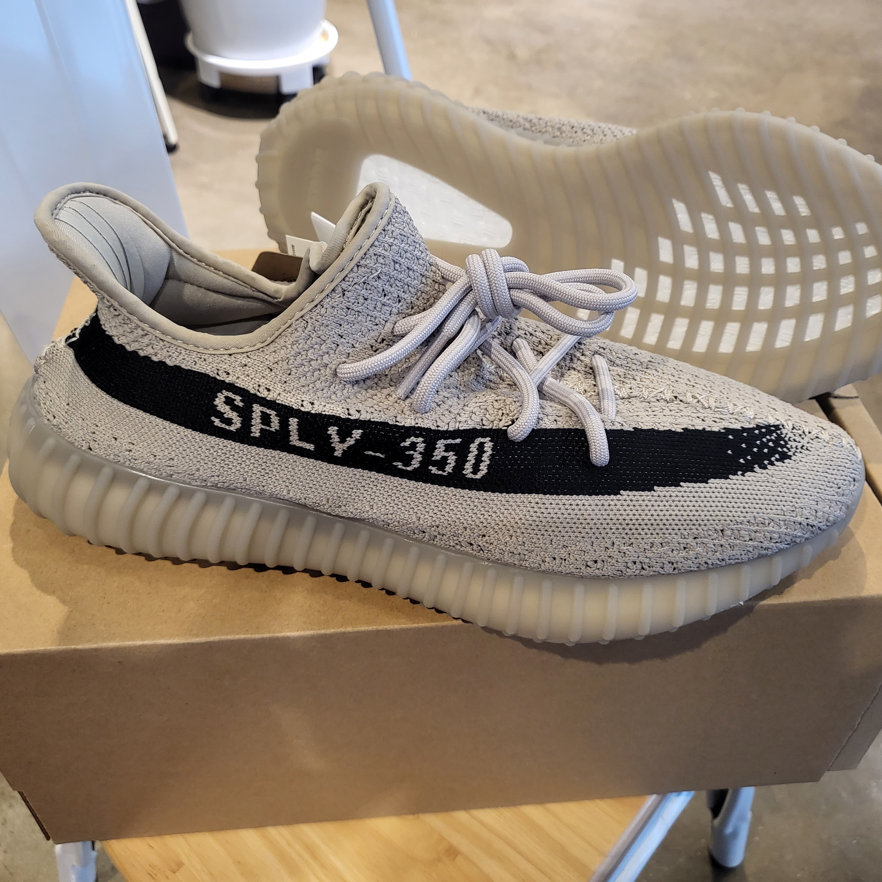 Adidas Yeezy Boost 350 V2 Slate Core Black 2022/2023 착용 스타일 - 3