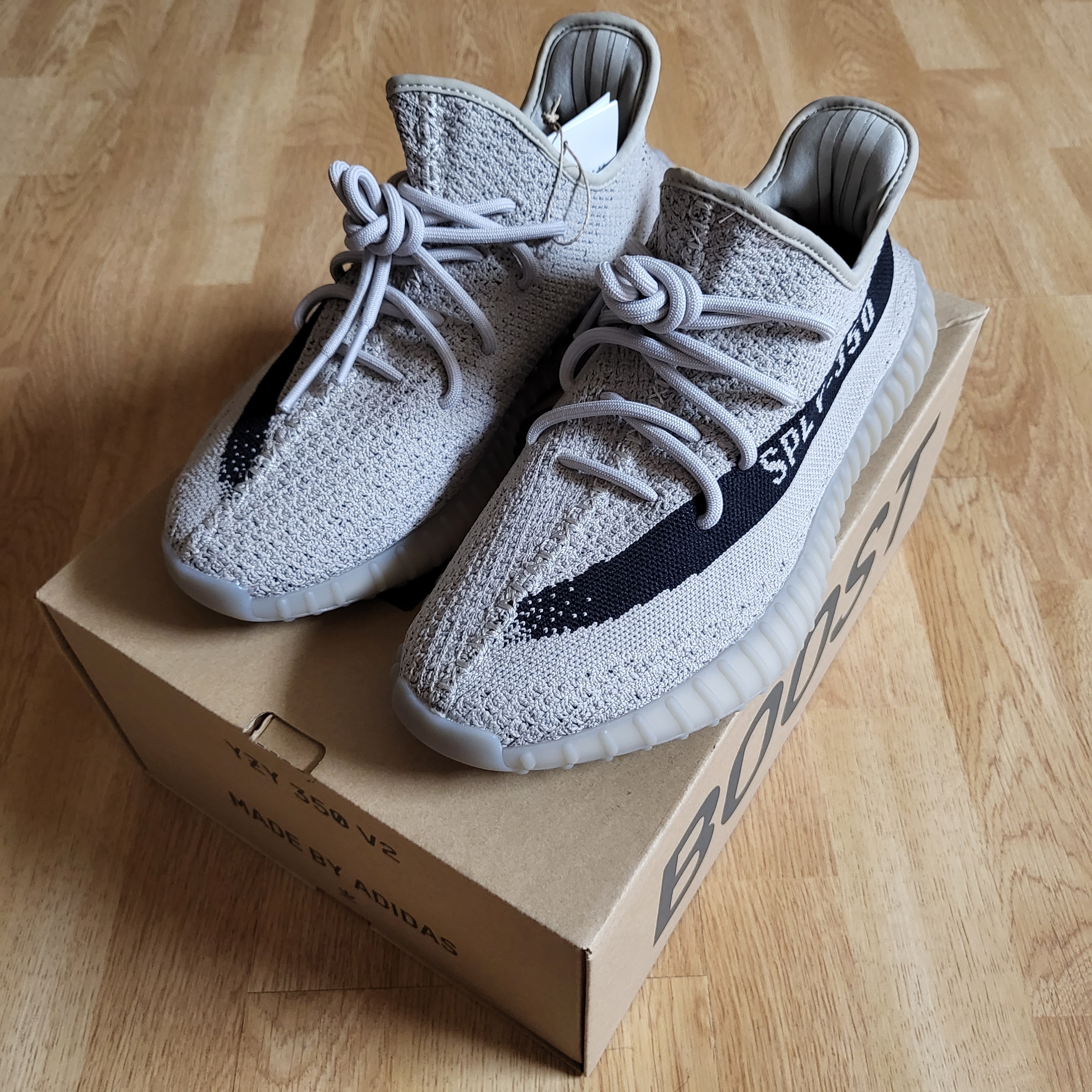 Adidas Yeezy Boost 350 V2 Slate Core Black 2022/2023 착용 스타일 - 3