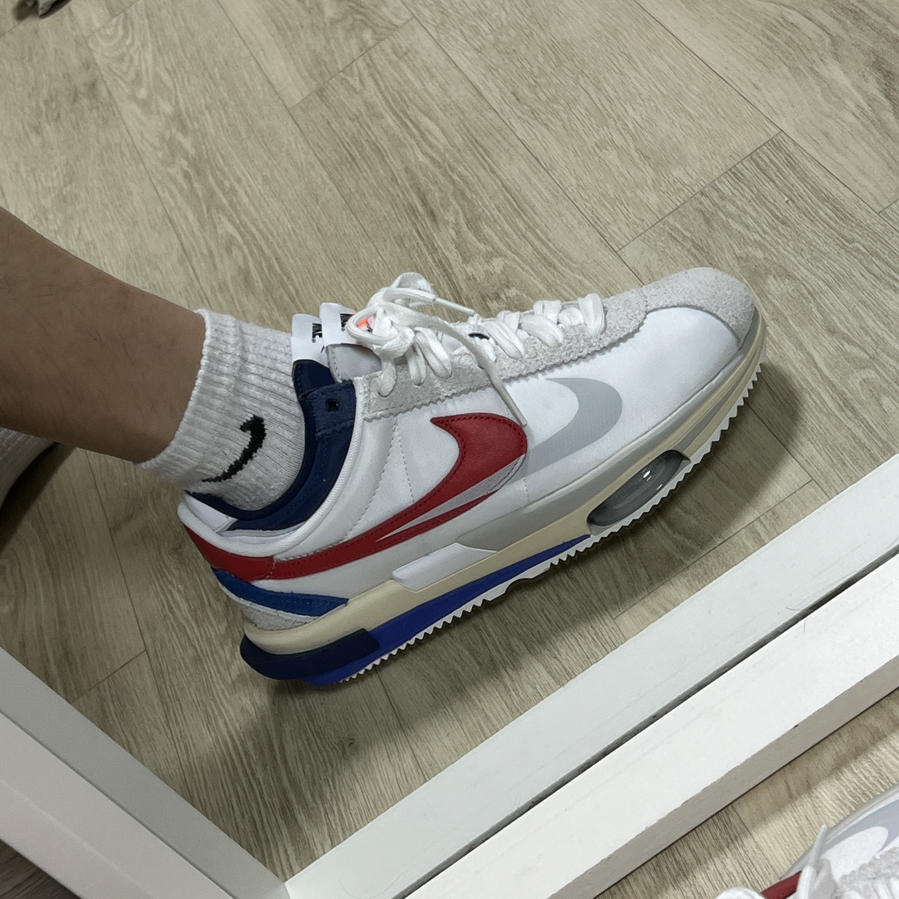 Nike x Sacai Zoom Cortez SP White and University Red 착용 스타일 - 2