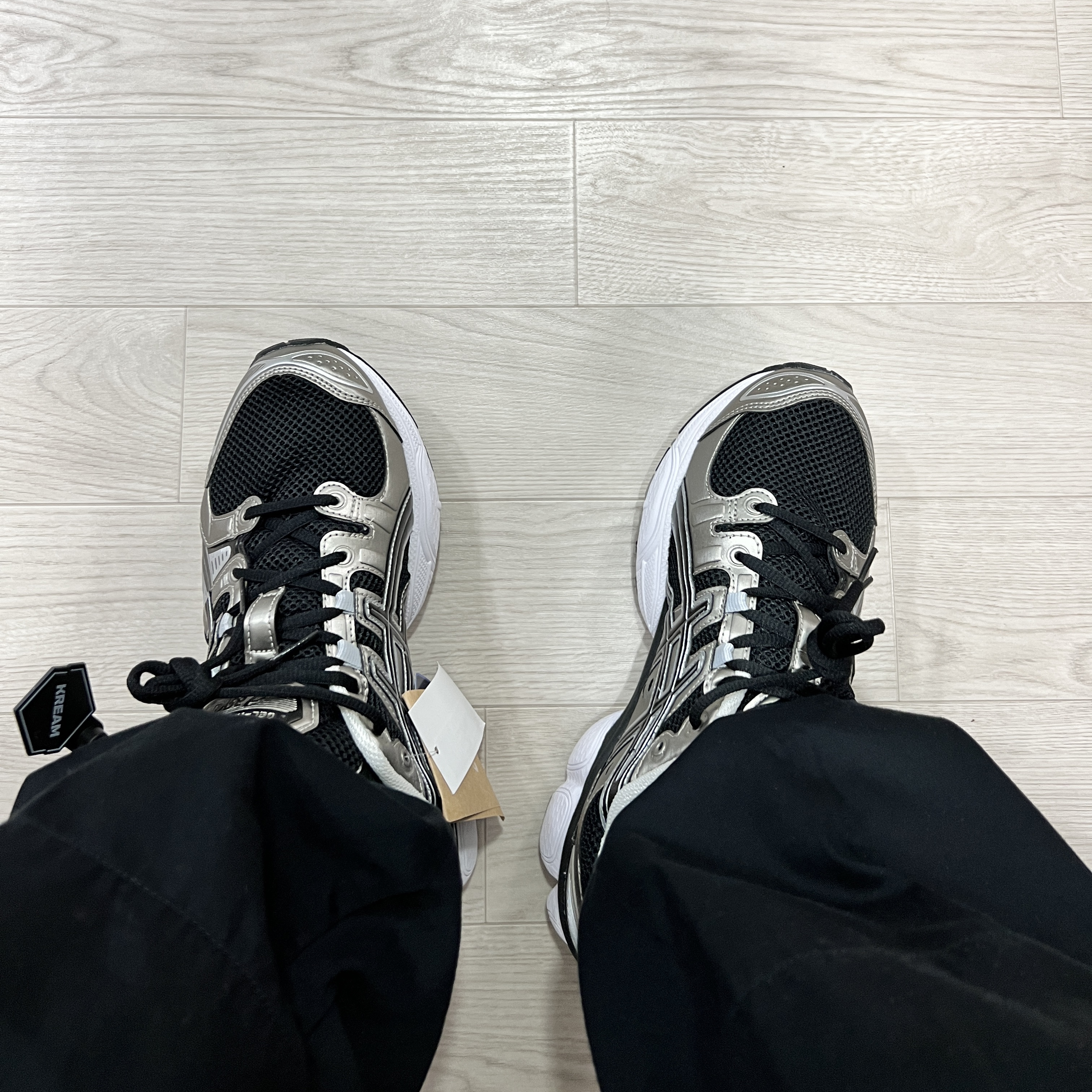 Asics Gel-Nimbus 9 Frosted Almond Black 착용 스타일