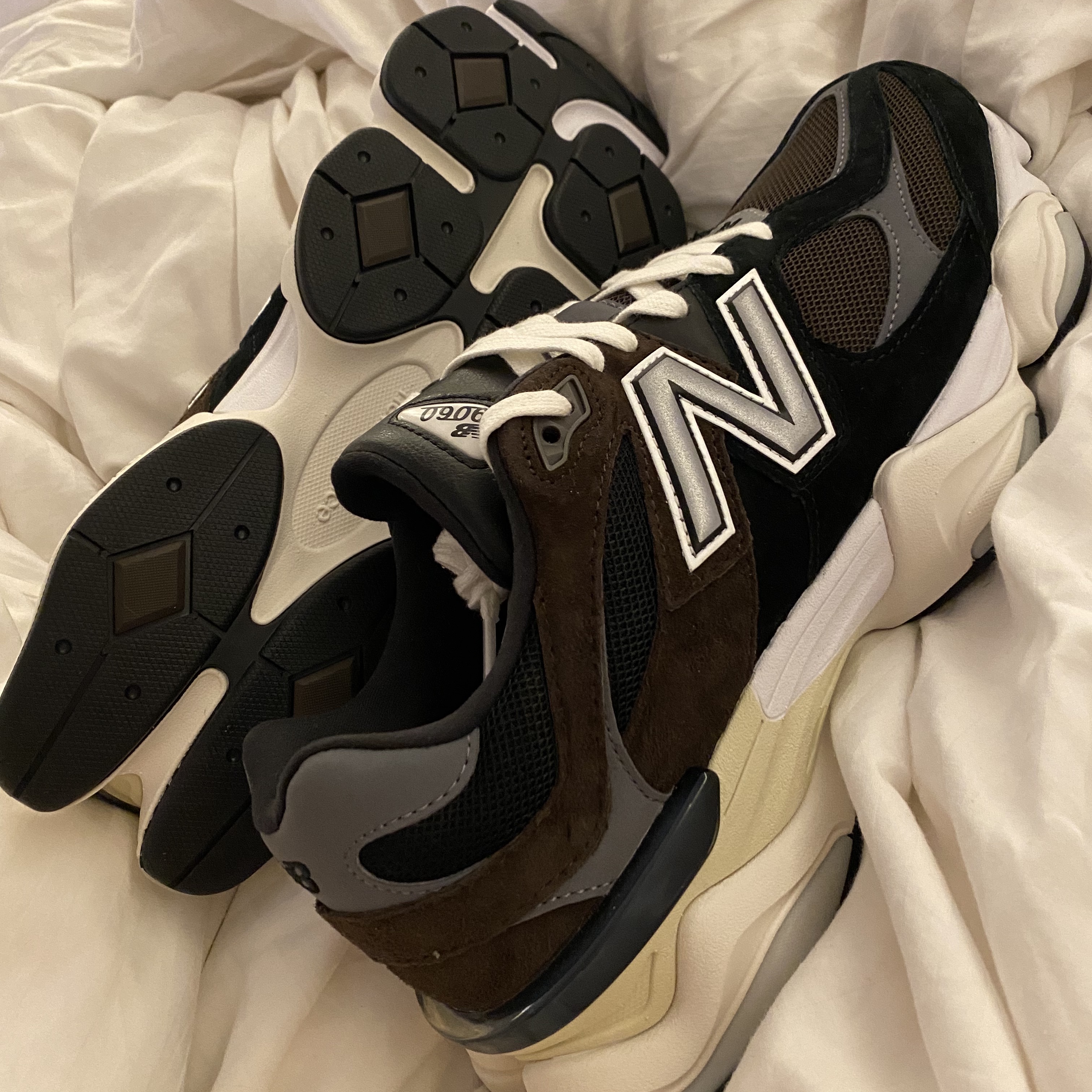 New Balance 9060 Black Dark Brown 착용 스타일