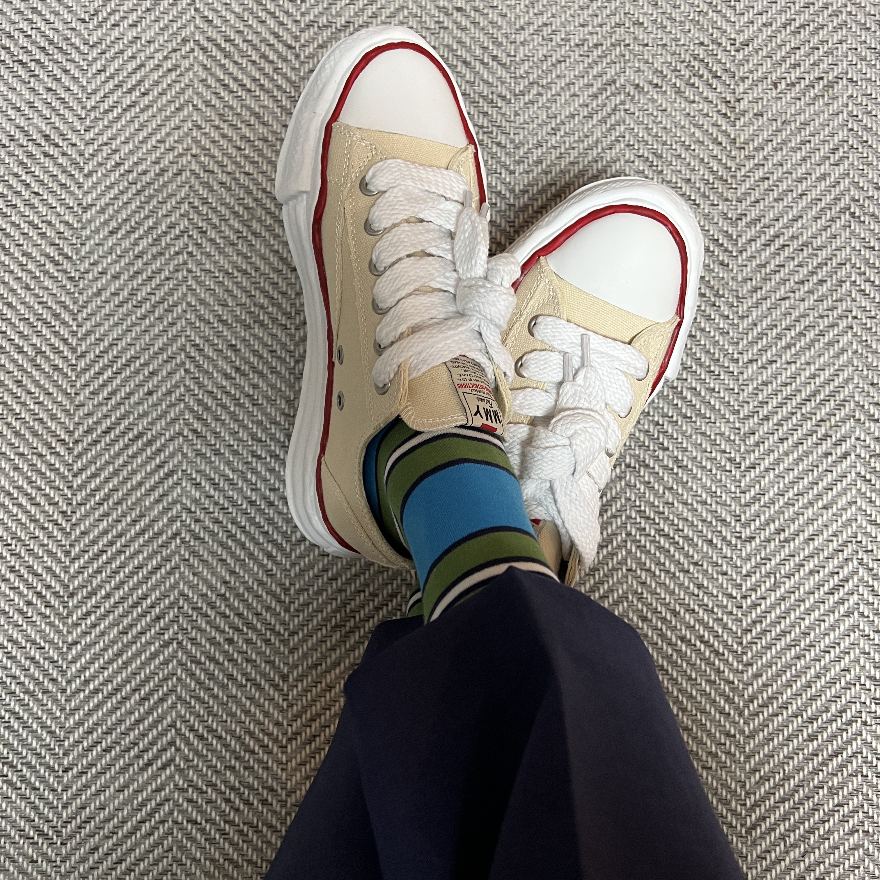 Maison Mihara Yasuhiro Peterson OG Sole Canvas Low-top Sneakers Natural 착용 스타일