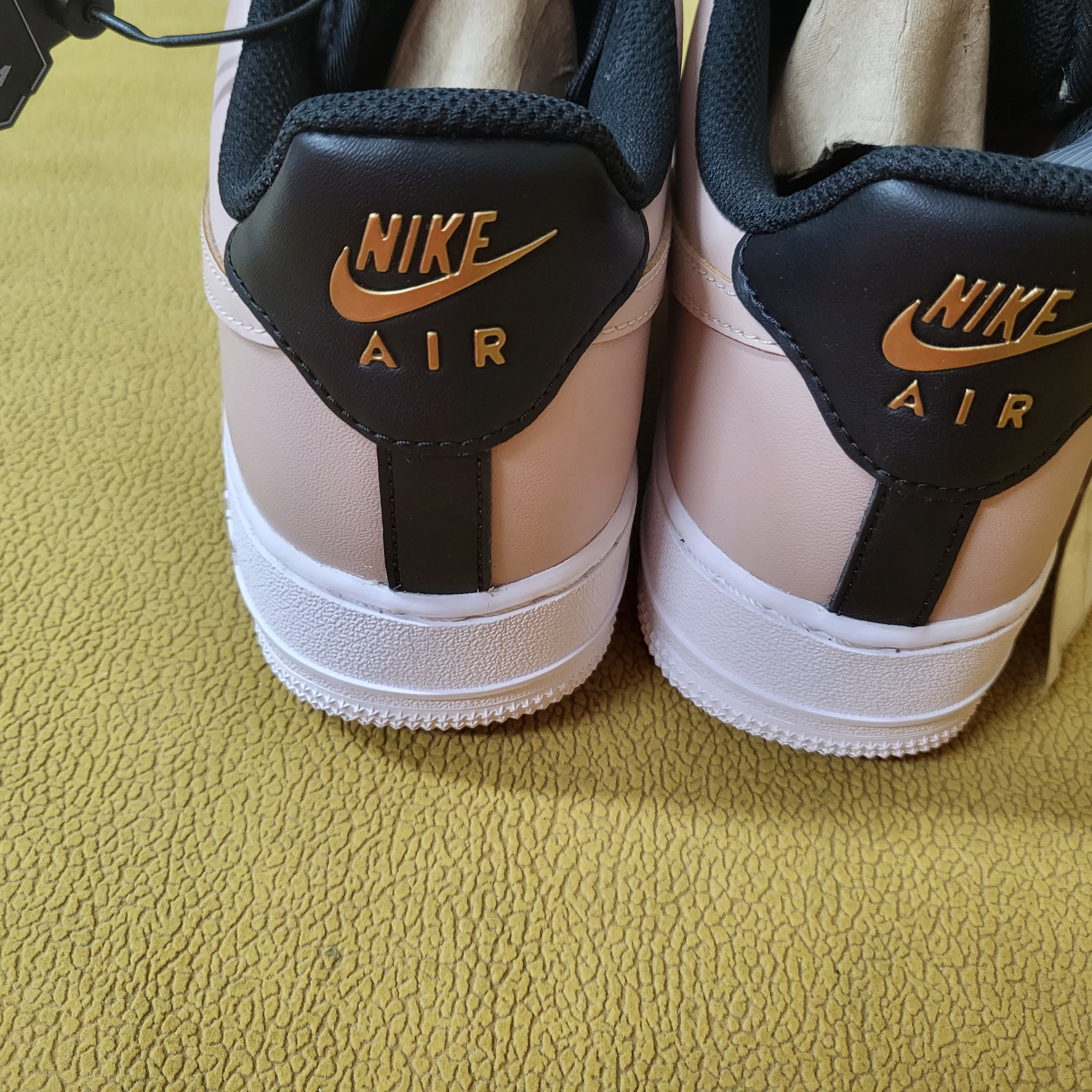 Nike Air Force 1 '07 PRM Touch Of Gold 착용 스타일 - 3