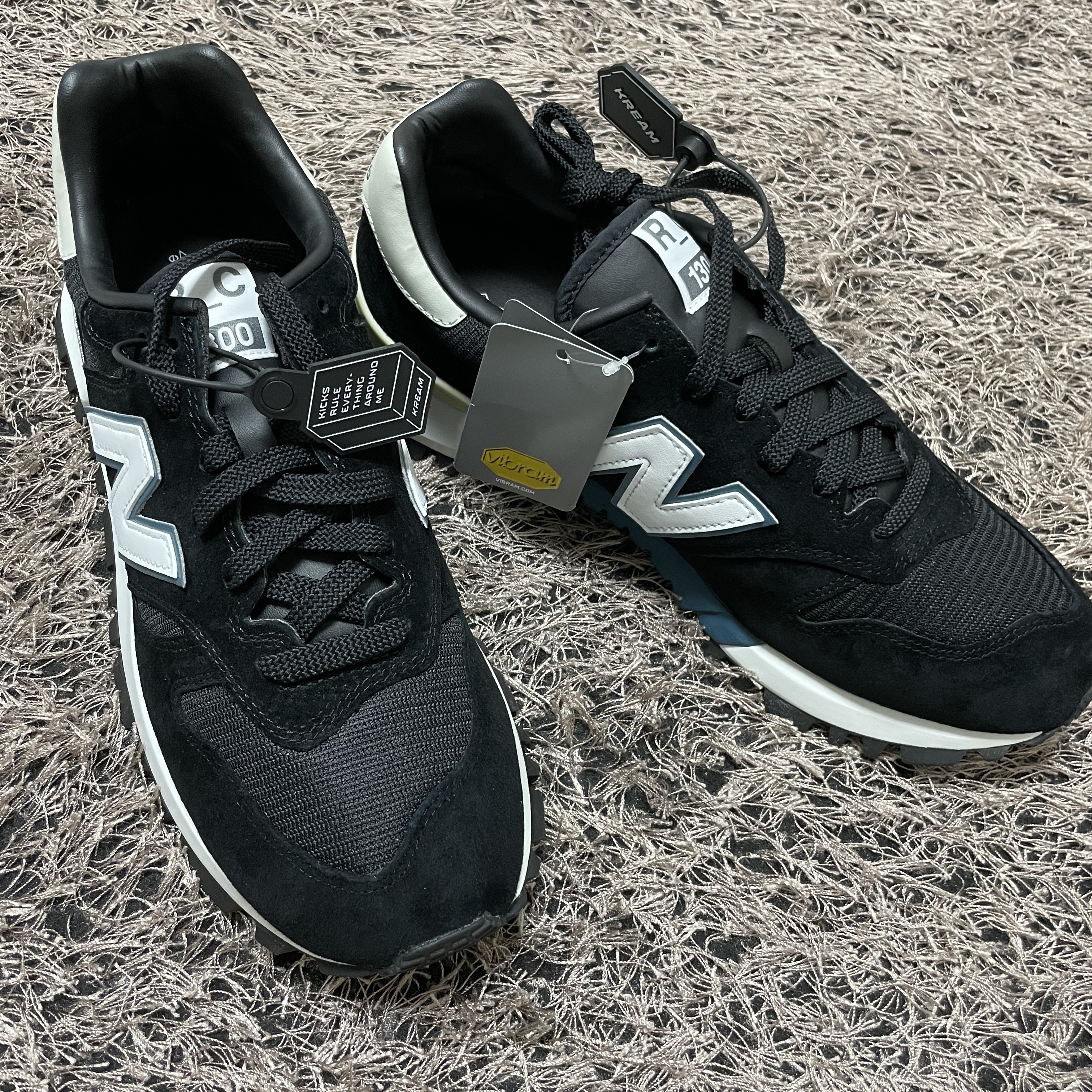 New Balance x Tokyo Design Studio R_C 1300 Black Mallard Blue 착용 스타일