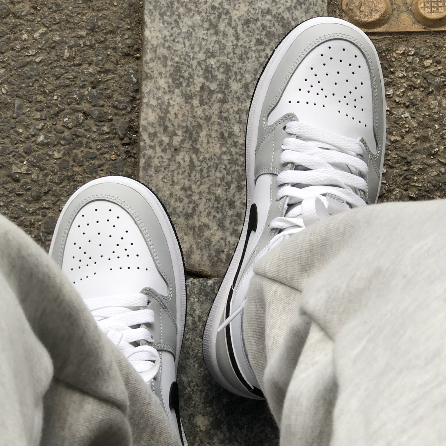 (W) Jordan 1 Mid Grey Fog 착용 스타일 - 2