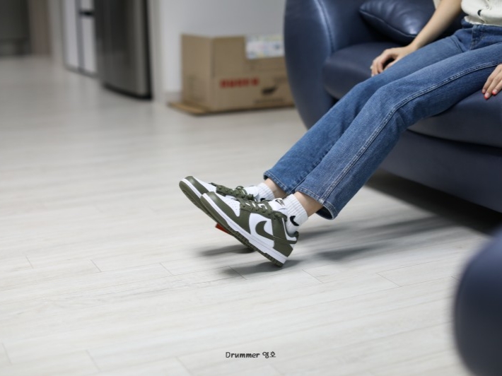 (W) Nike Dunk Low Medium Olive 착용 스타일 - 1