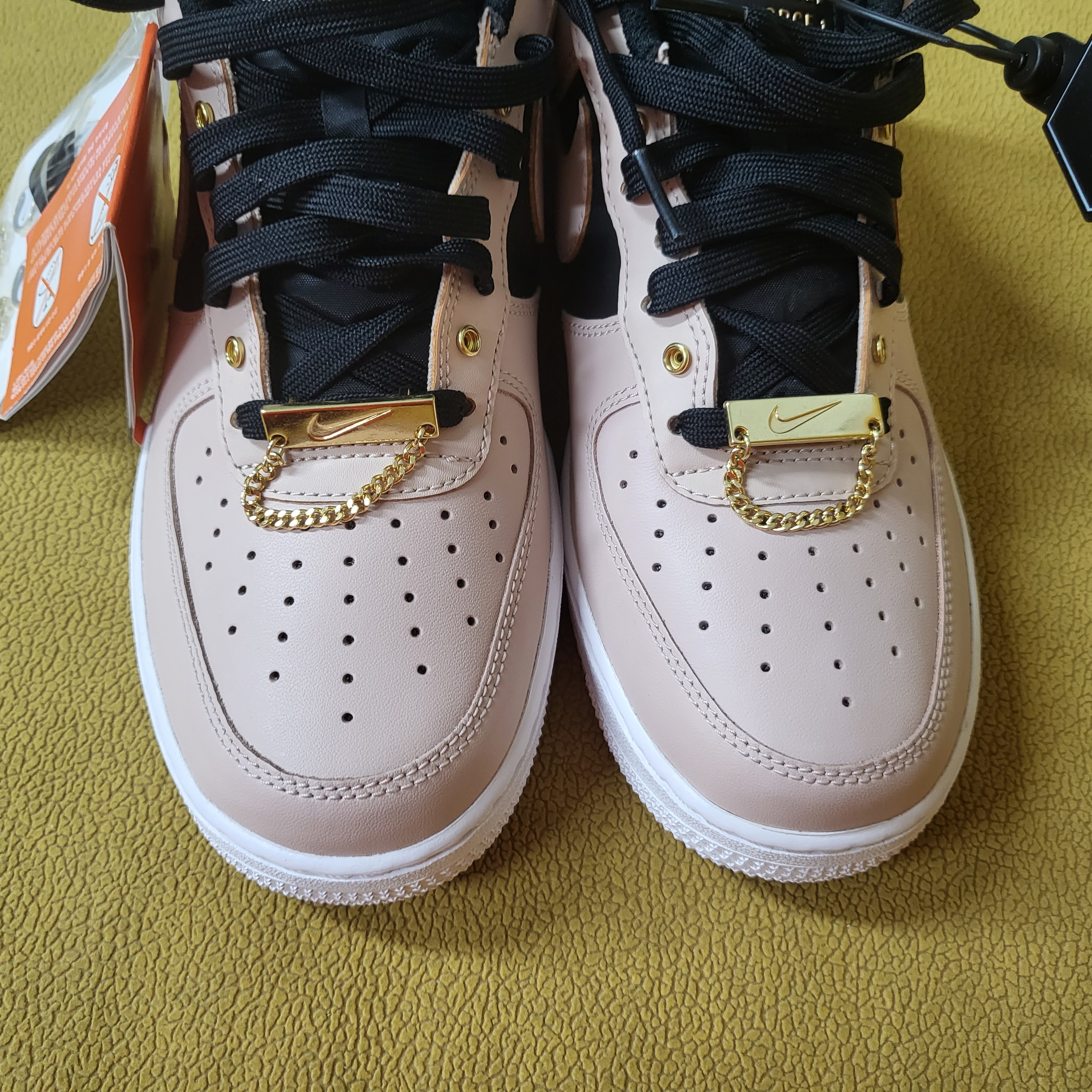 Nike Air Force 1 '07 PRM Touch Of Gold 착용 스타일 - 5