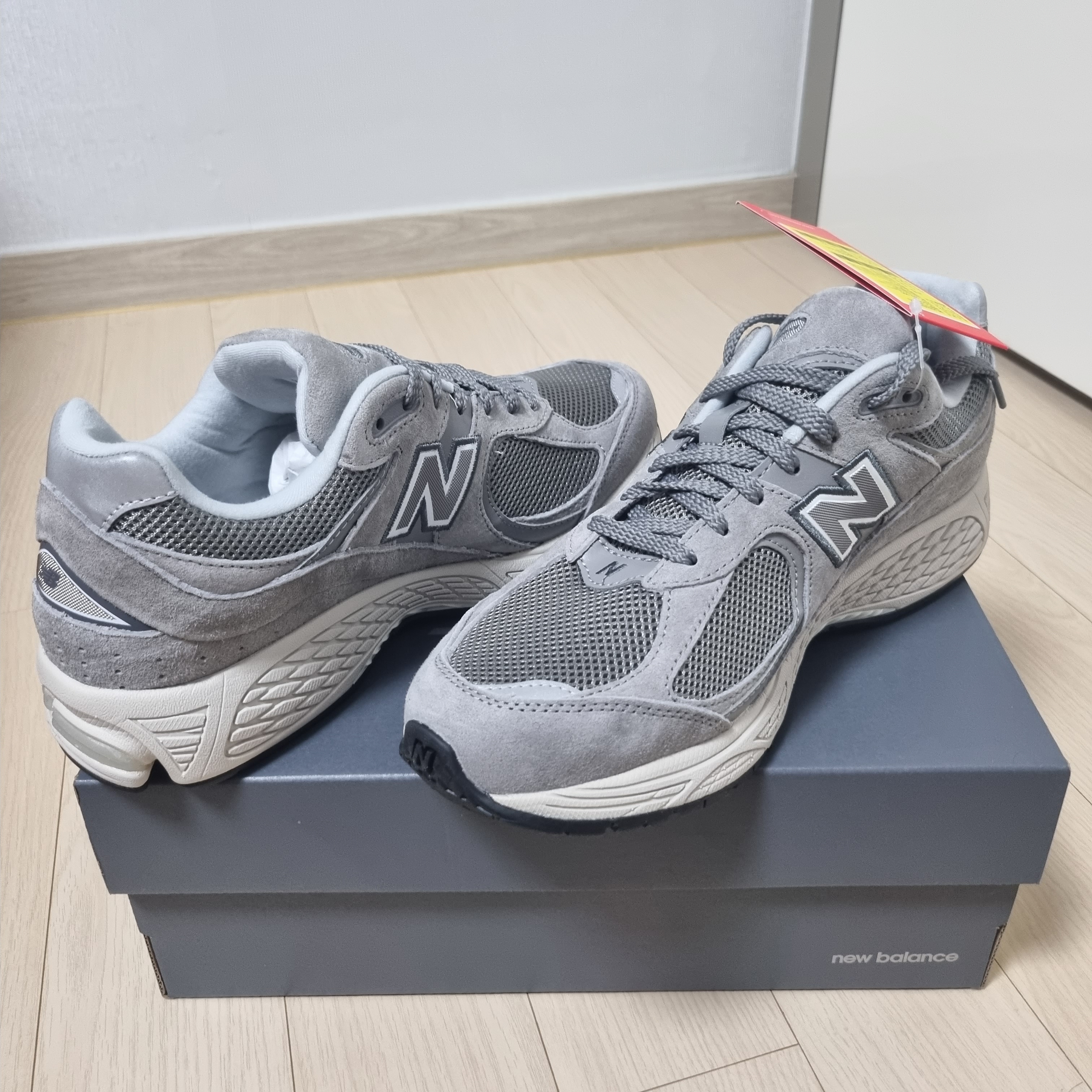 New Balance 2002R Grey 착용 스타일