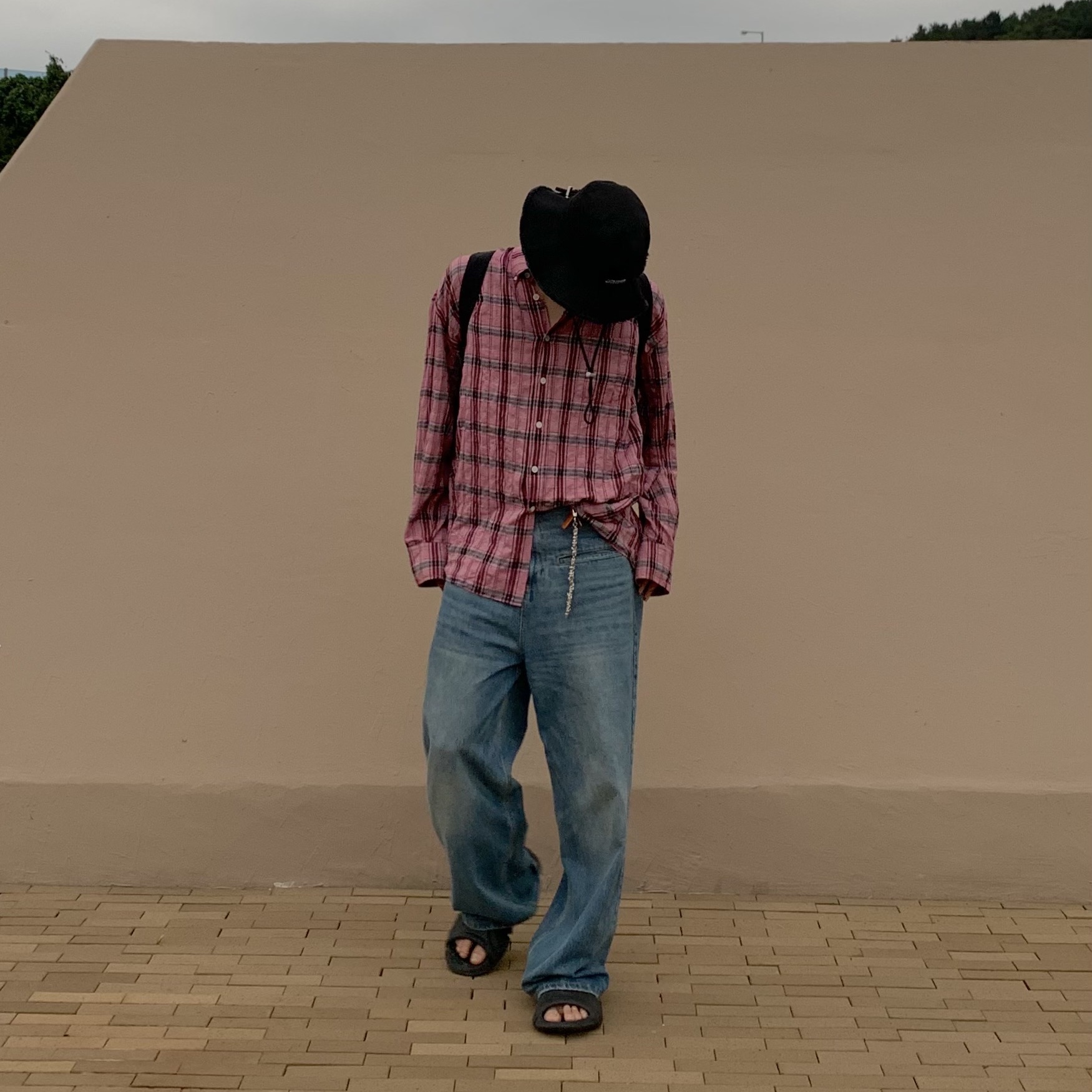 Jacquemus Le Bob Artichaut Bucket Hat Black, Our Legacy Borrowed BD Shirt Cerise Memory Check 착용 스타일 - 3
