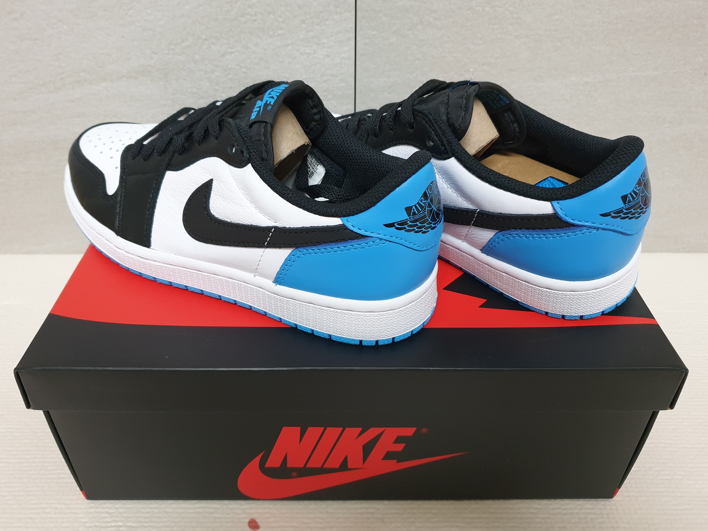 Jordan 1 Retro Low OG Black and Dark Powder Blue 착용 스타일 - 2