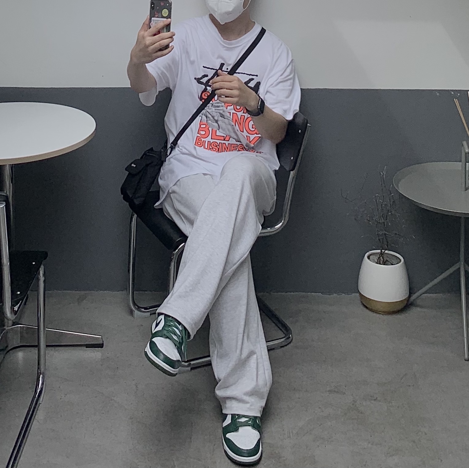 Nike Dunk Low Retro Varsity Green, Stussy x Off-White 40 WT T-Shirt 착용 스타일