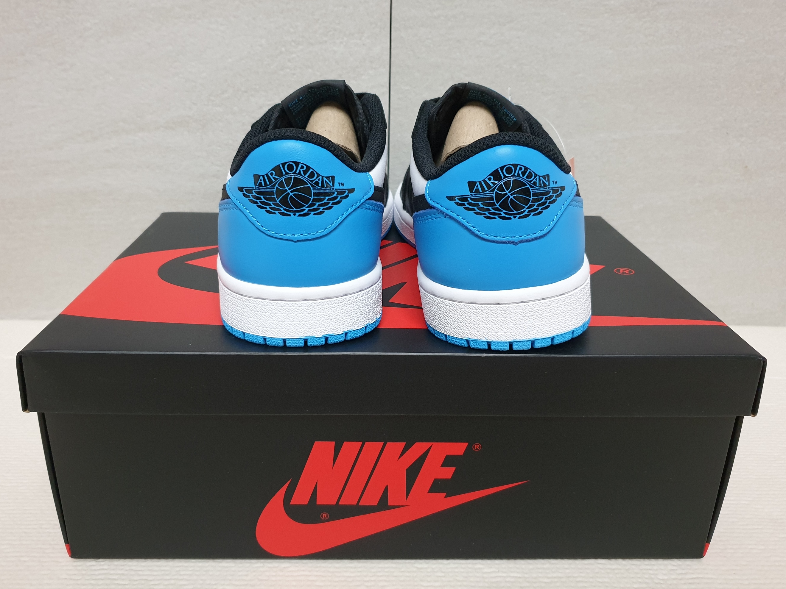 Jordan 1 Retro Low OG Black and Dark Powder Blue 착용 스타일 - 3