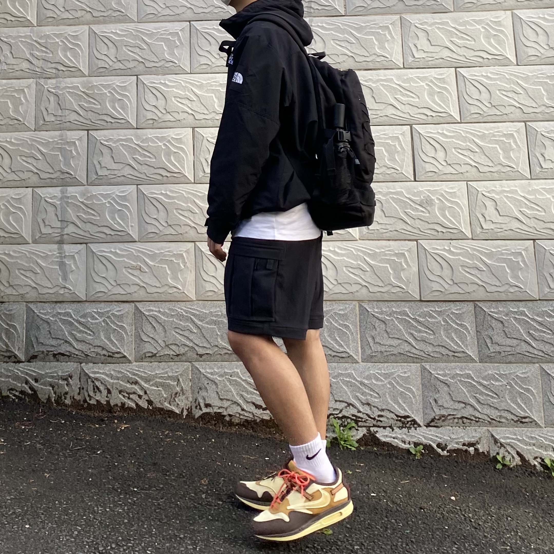 Nike x Travis Scott Air Max 1 Cact.us Brown, Nike ACG Smith Summit Cargo Pants Black Summit White - Asia 착용 스타일 - 2