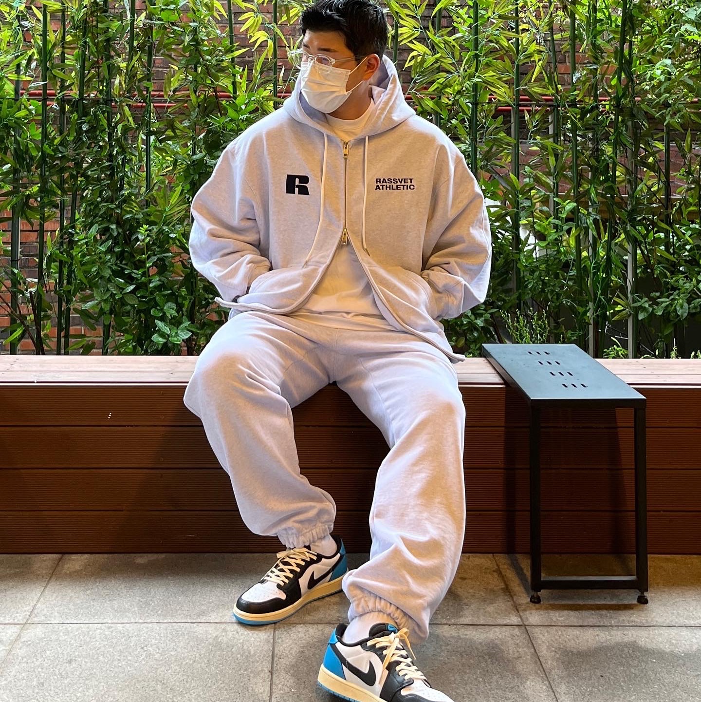 Jordan 1 Retro Low OG Black and Dark Powder Blue 착용 스타일 - 1