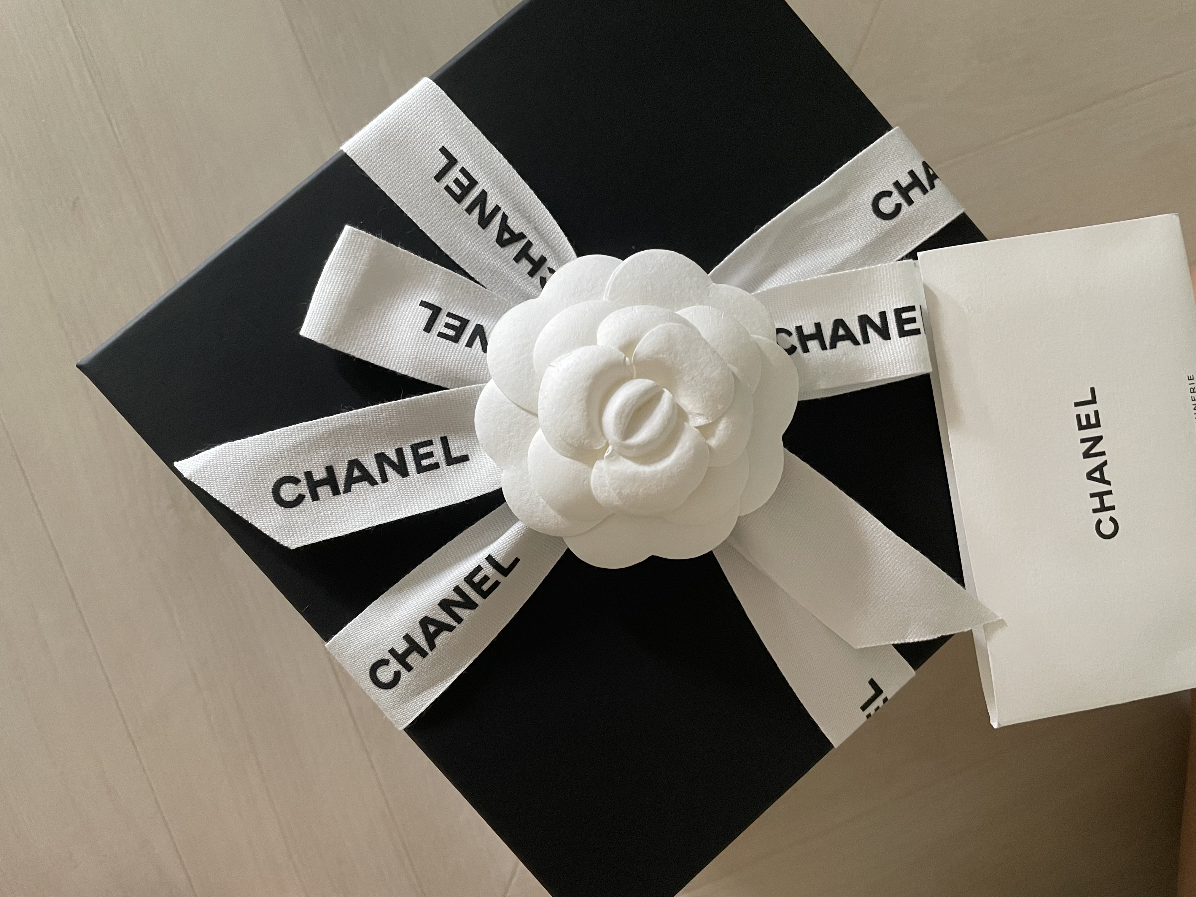 Chanel Small Vanity With Chain Lambskin & Gold Black 착용 스타일