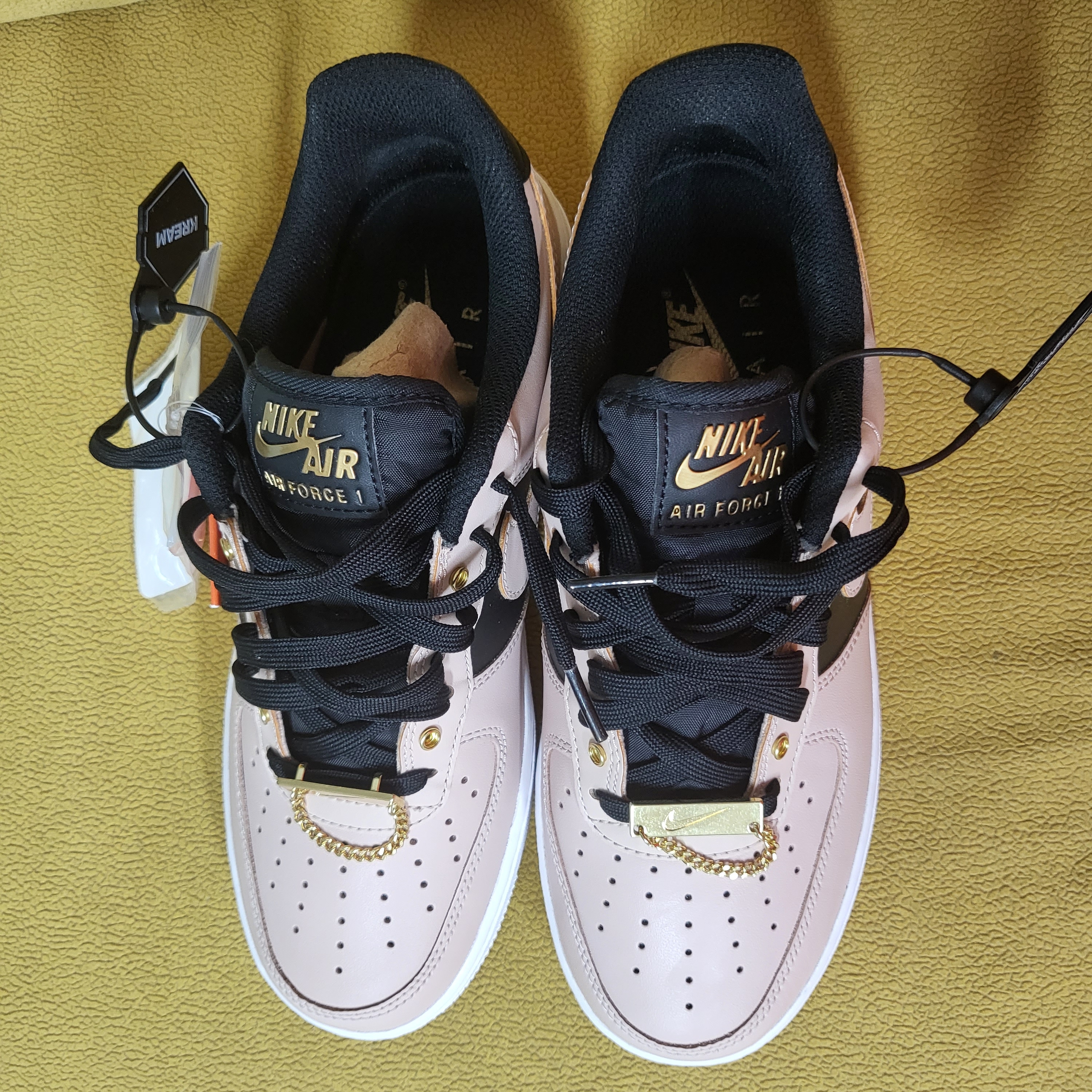 Nike Air Force 1 '07 PRM Touch Of Gold 착용 스타일 - 1