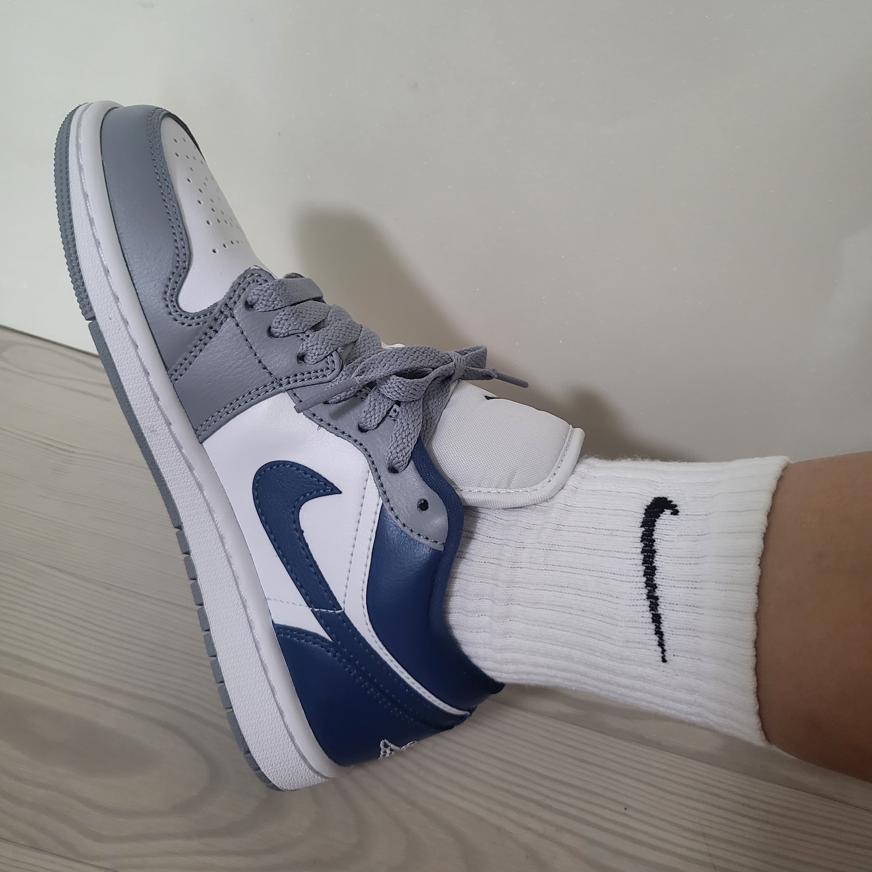 (W) Jordan 1 Low White Grey Blue 착용 스타일 - 2
