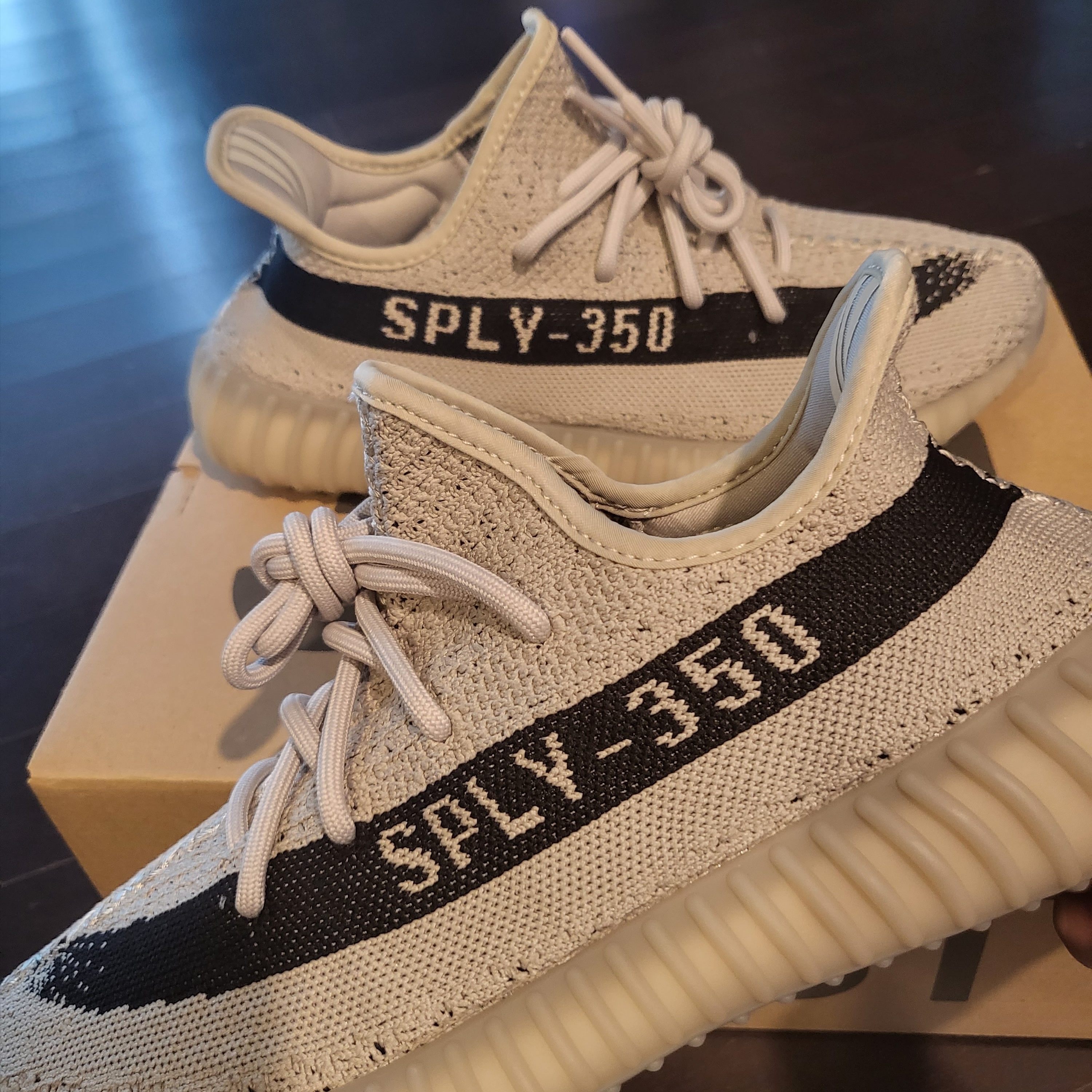Adidas Yeezy Boost 350 V2 Slate Core Black 2022/2023 착용 스타일 - 2