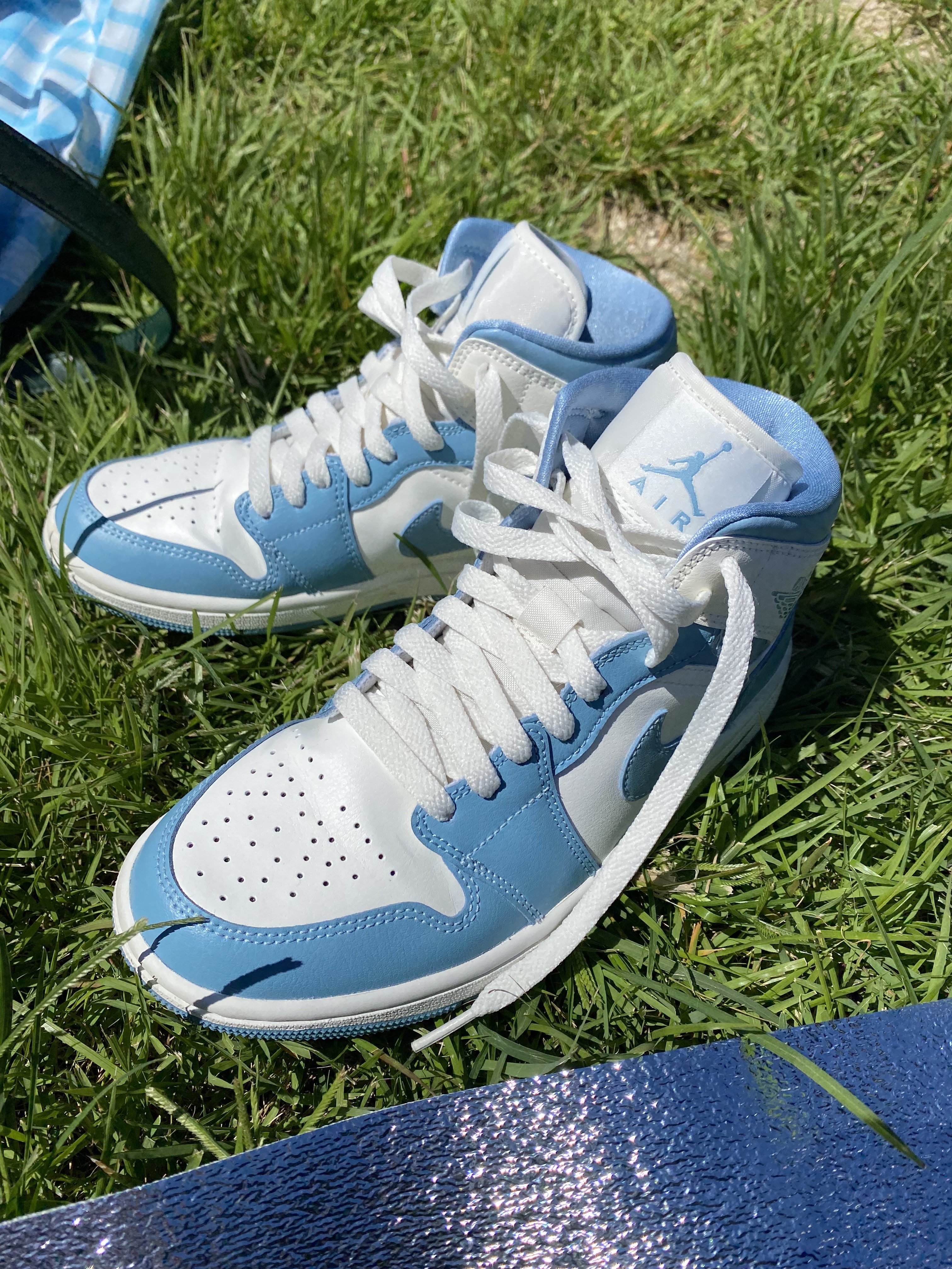 (W) Jordan 1 Mid Sail and Worn Blue, Nike Air Force 1 '07 Cut Out Swoosh Midnight Navy 착용 스타일 - 2