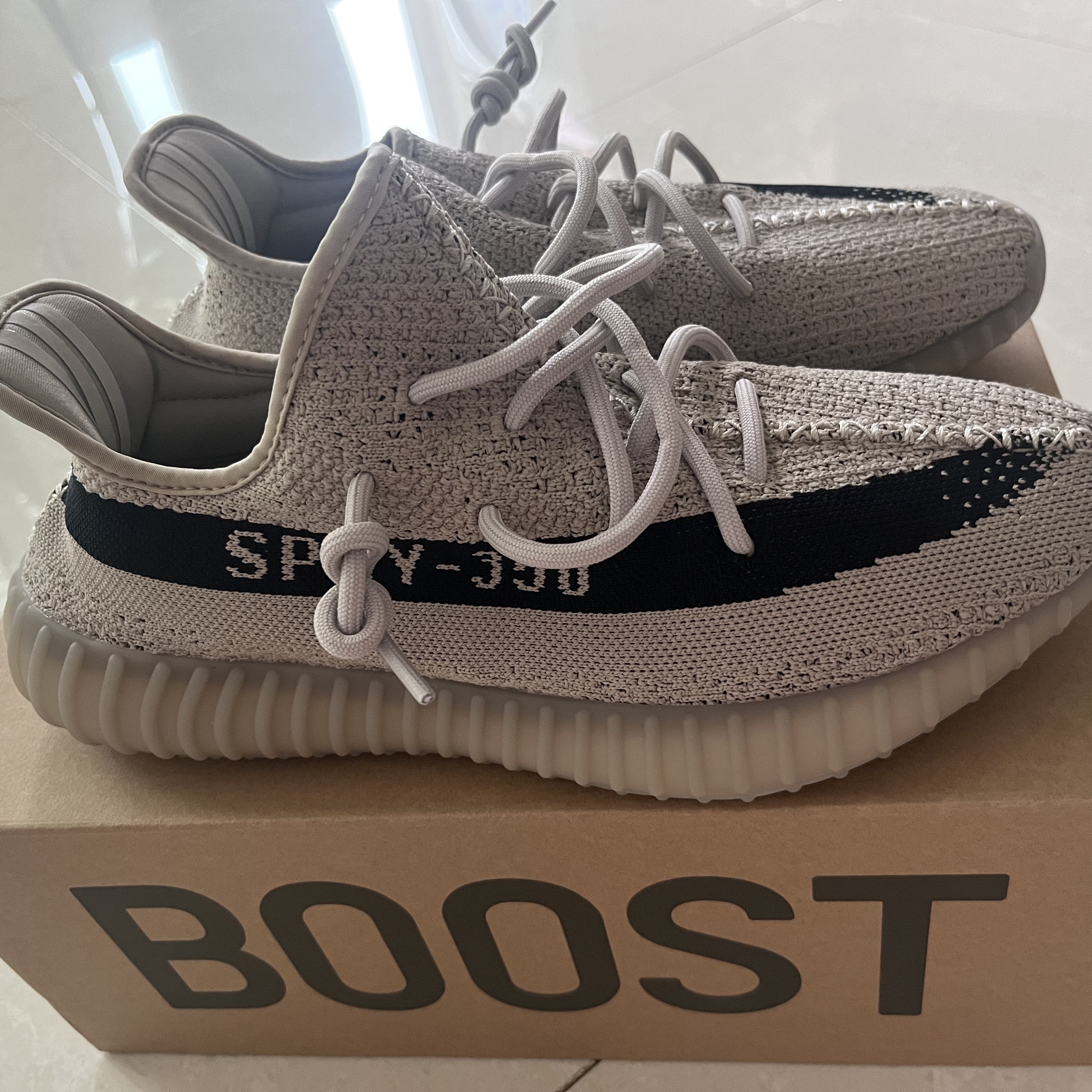 Adidas Yeezy Boost 350 V2 Slate Core Black 2022/2023 착용 스타일