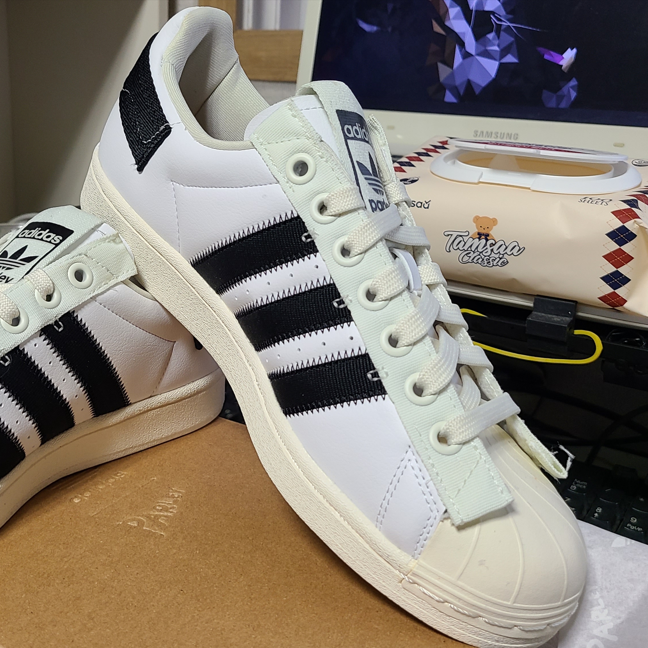 Adidas x Parley Superstar White 착용 스타일