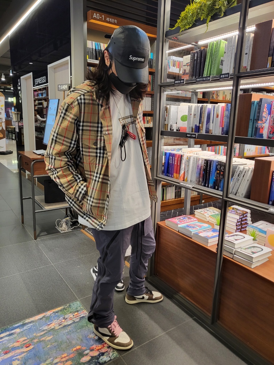 Supreme x Burberry Denim Trucker Jacket Beige - 22SS, Supreme x Burberry Box Logo T-Shirt White - 22SS 착용 스타일