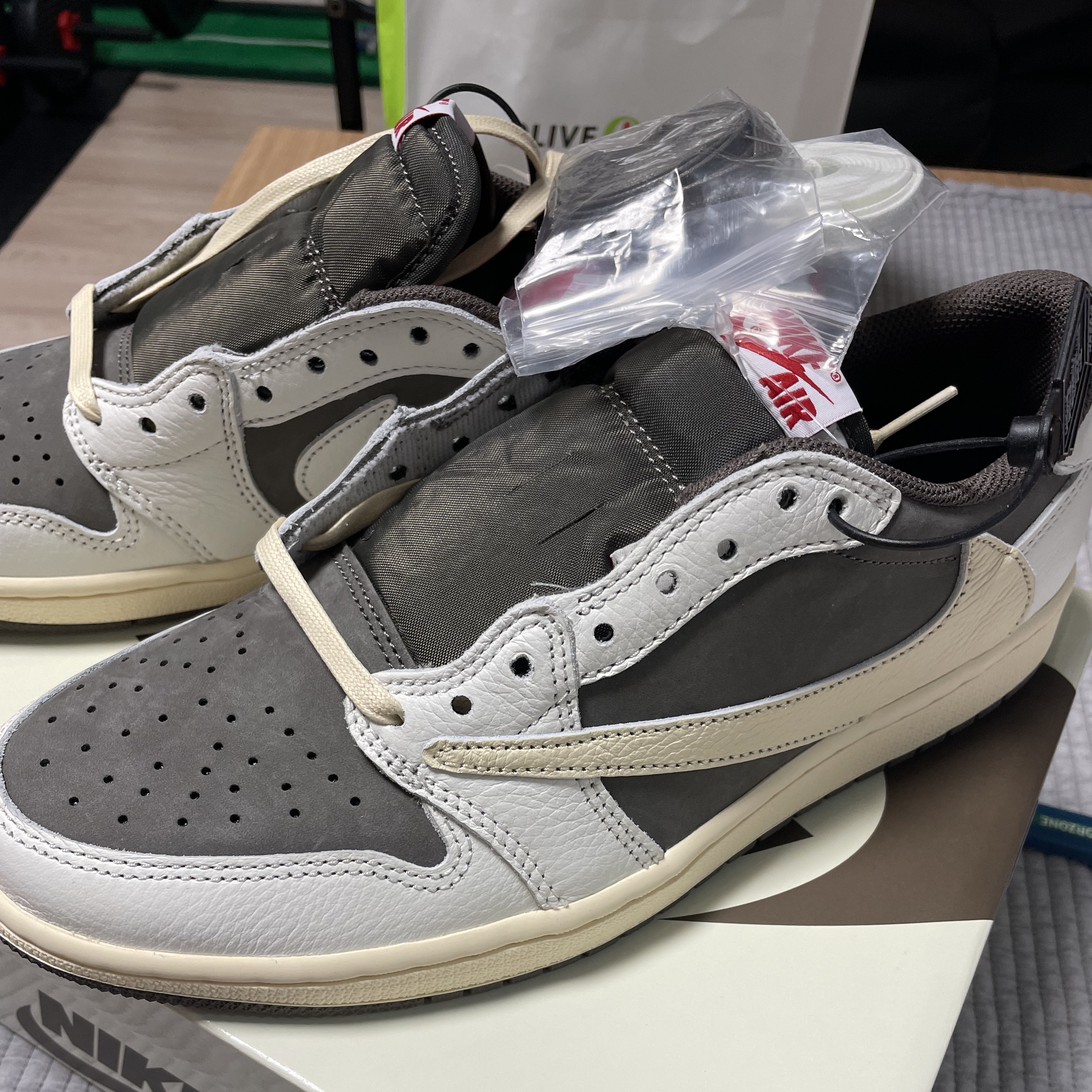 Jordan 1 x Travis Scott Retro Low OG SP Sail and Ridgerock 착용 스타일