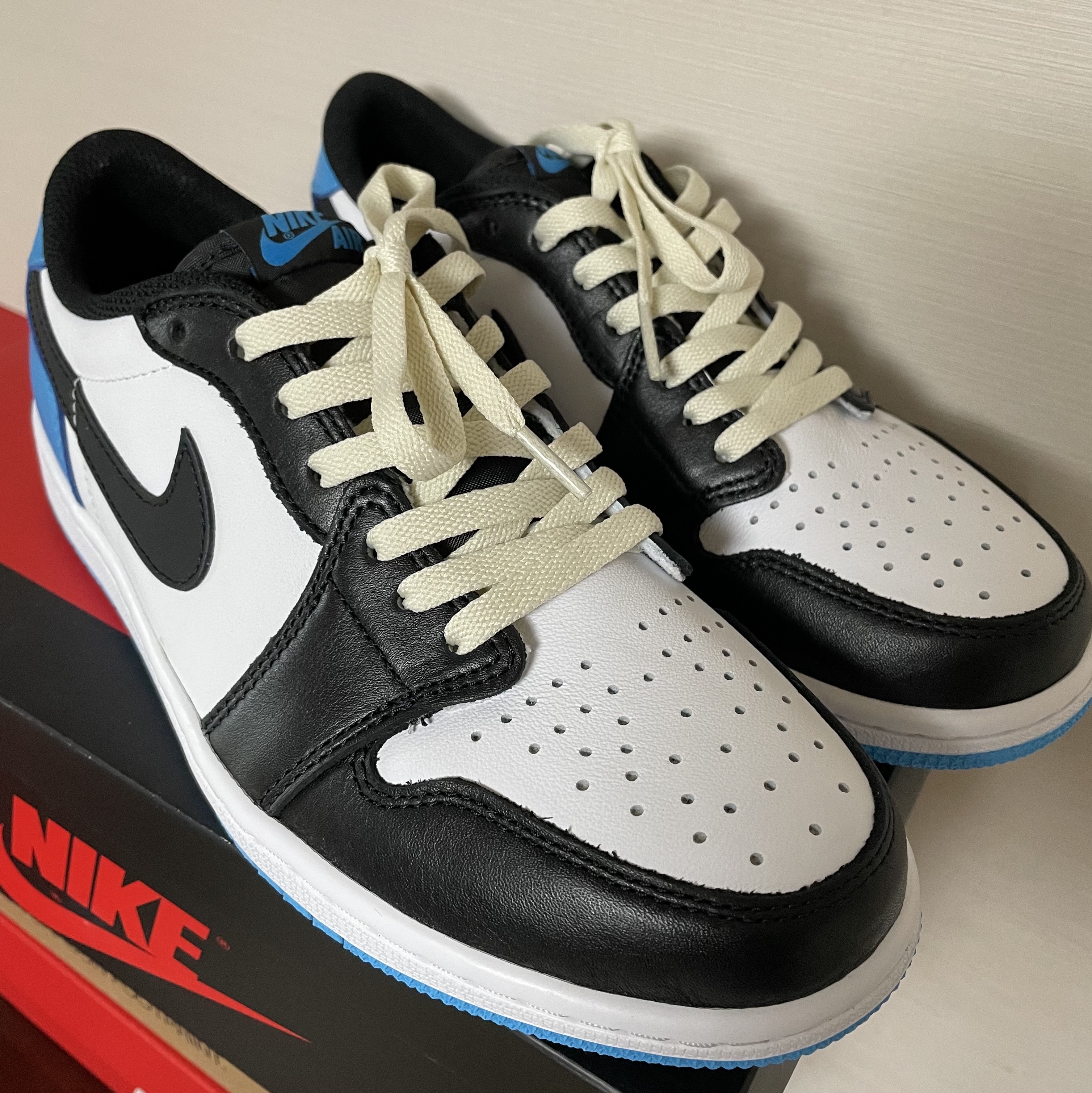 Jordan 1 Retro Low OG Black and Dark Powder Blue 착용 스타일