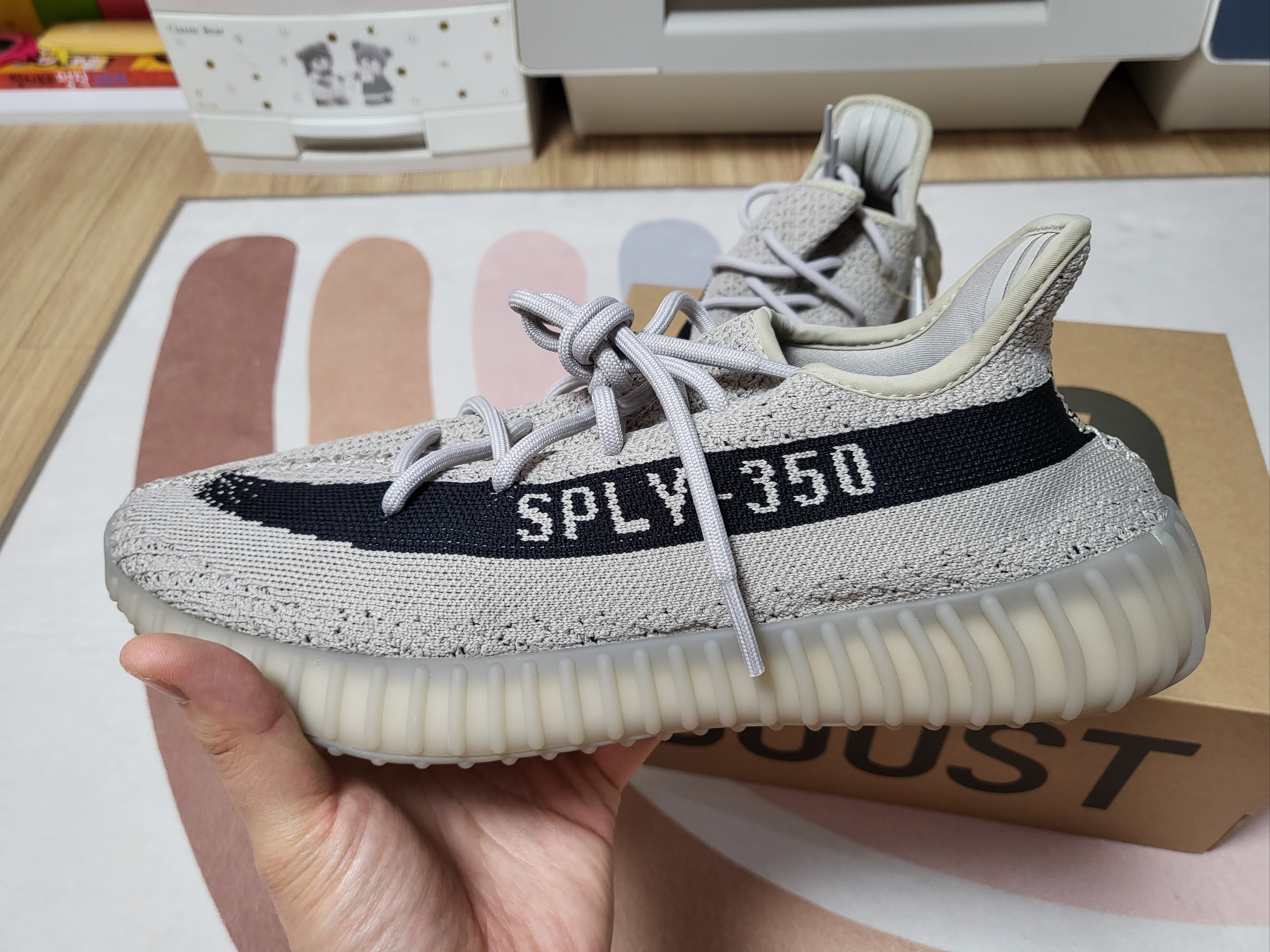 Adidas Yeezy Boost 350 V2 Slate Core Black 2022/2023 착용 스타일 - 3