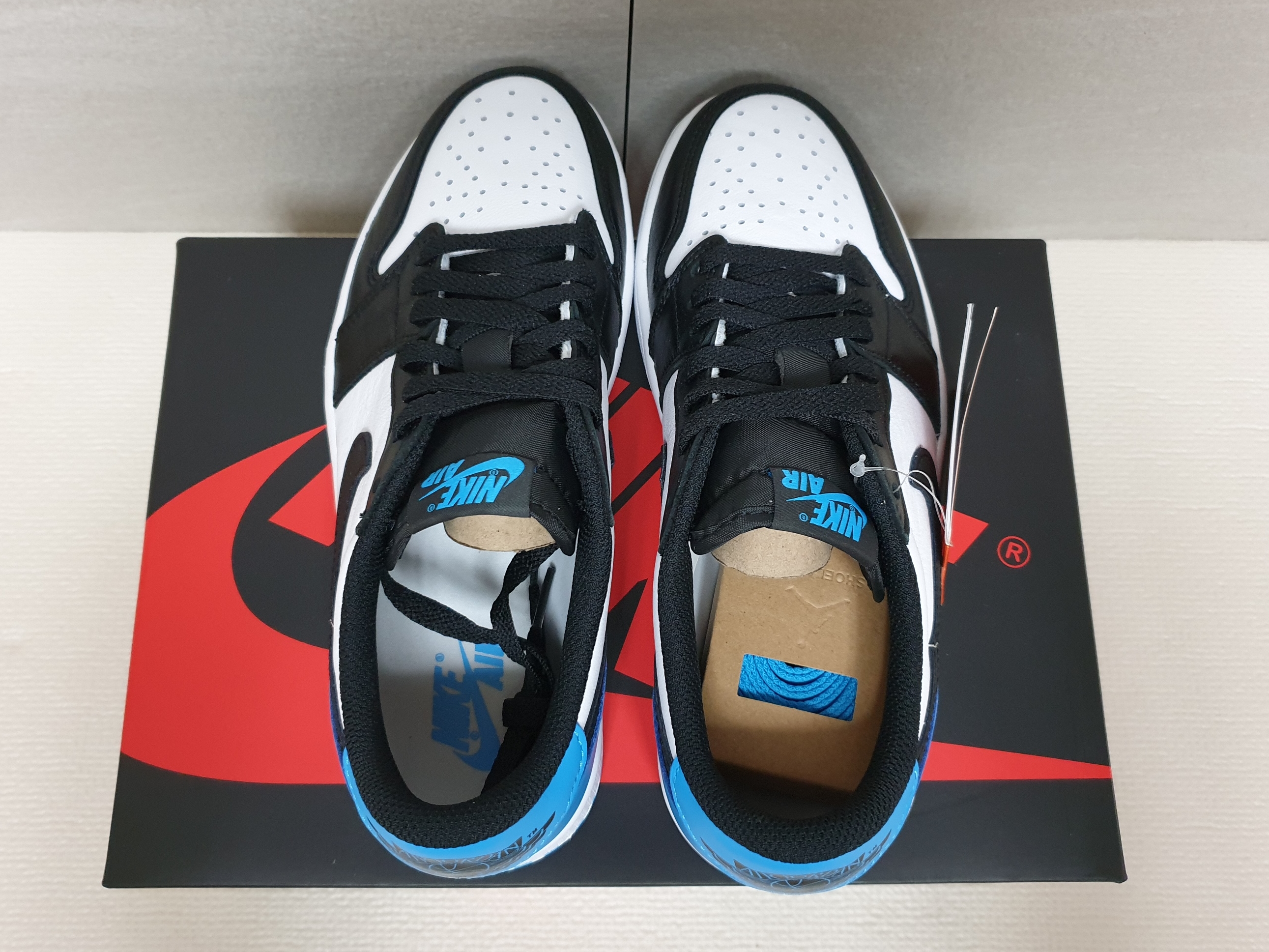 Jordan 1 Retro Low OG Black and Dark Powder Blue 착용 스타일 - 4