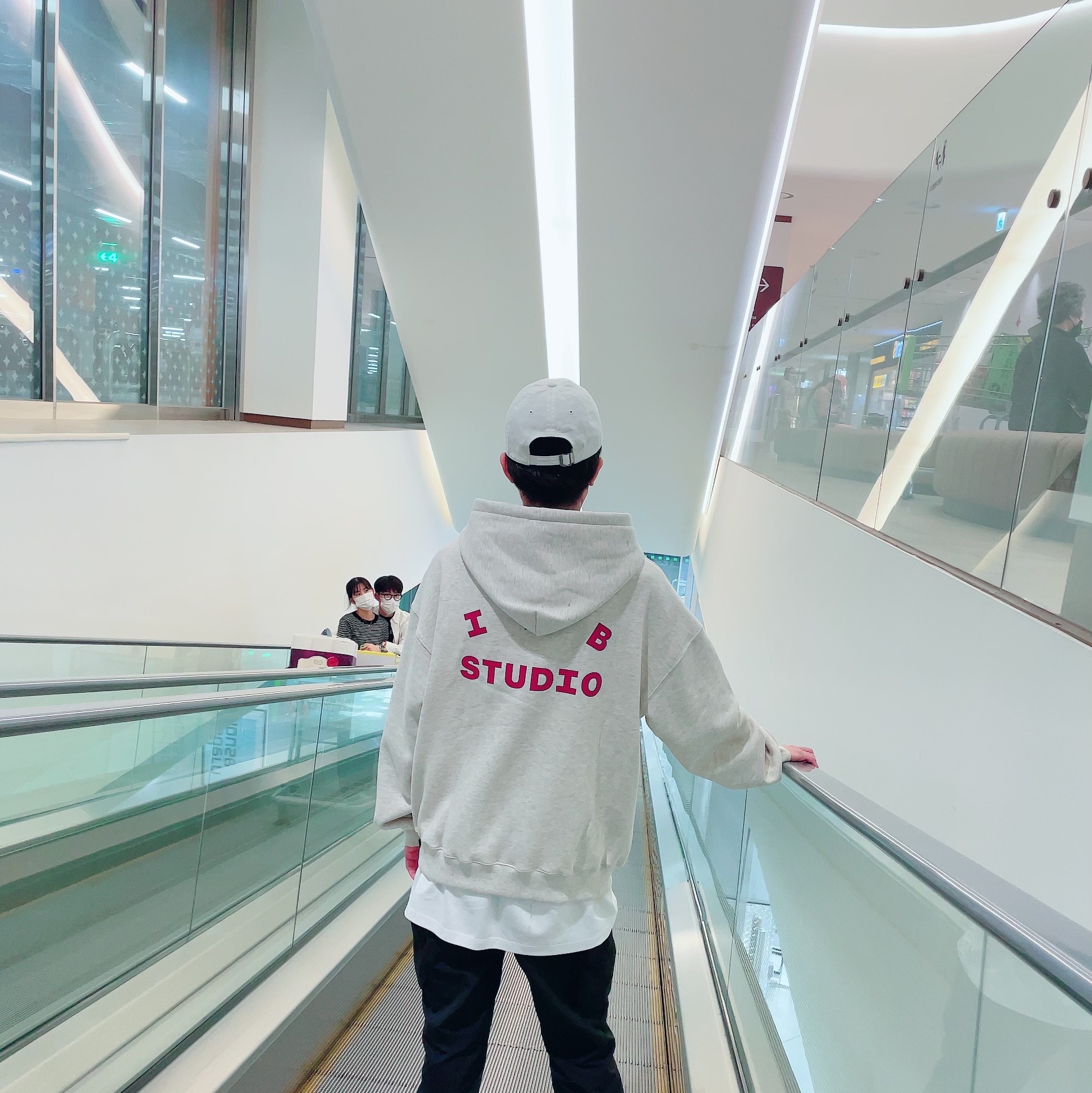 IAB Studio Hoodie Oatmeal Burgundy, IAB Studio T-Shirt White Light Green 착용 스타일 - 1