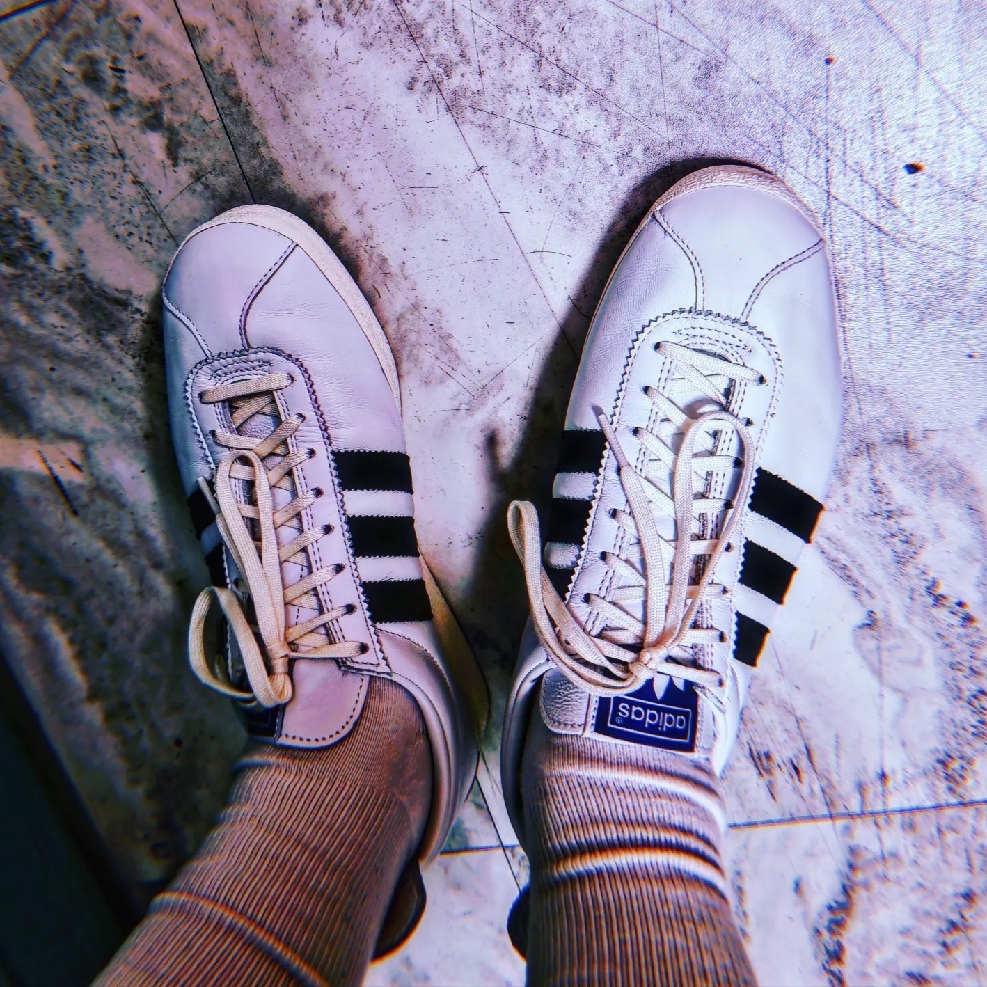 Adidas Gazelle Vintage White Black 착용 스타일