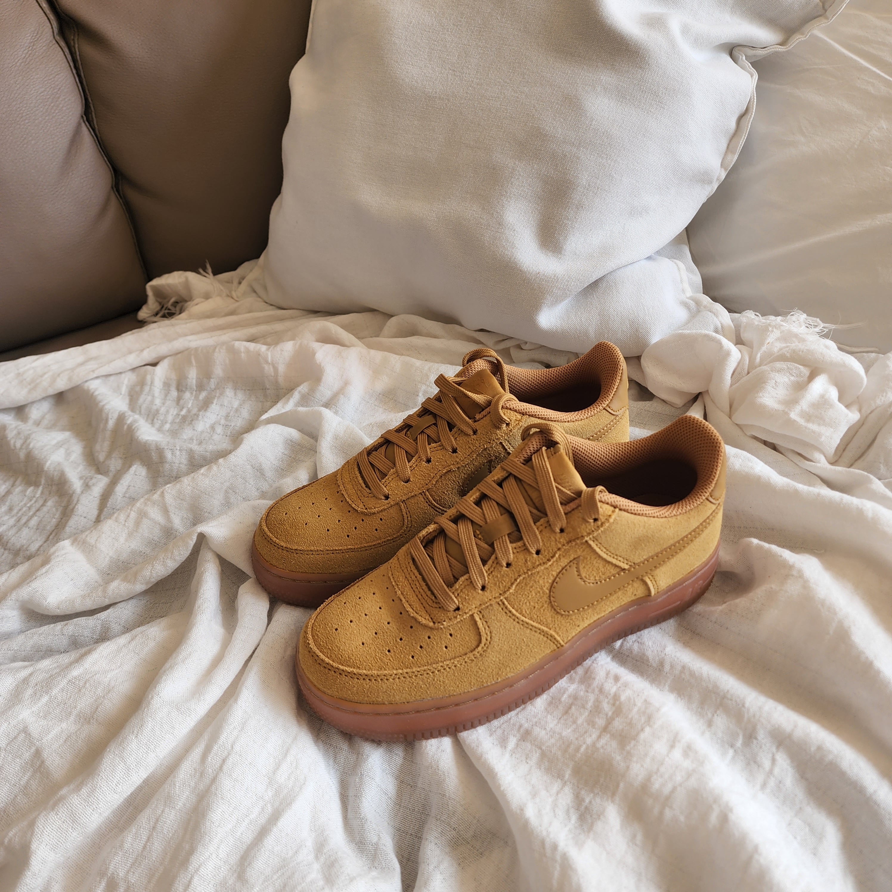 Nike Air Force 1 '07 WB Flax, (GS) Nike Air Force 1 LV8 3 Wheat 착용 스타일