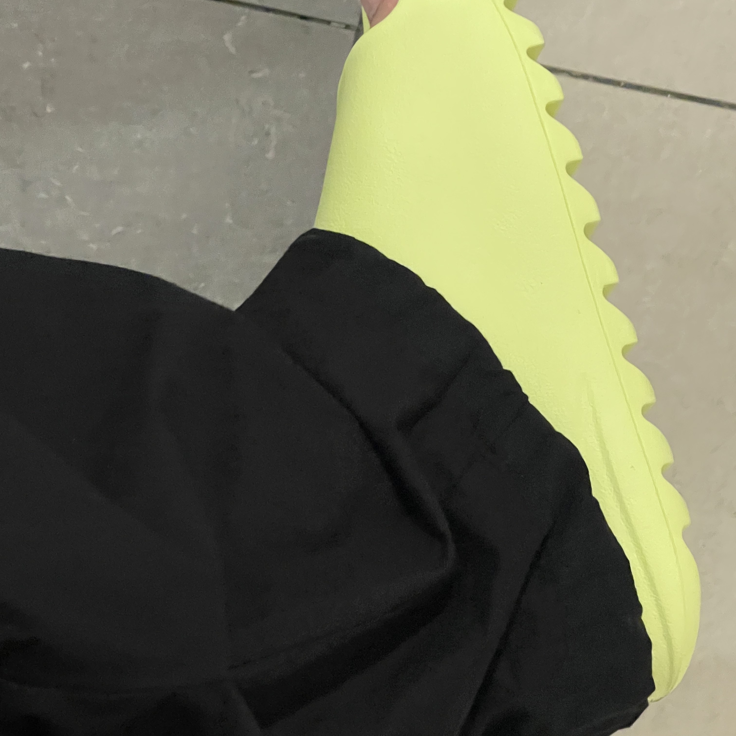 Adidas Yeezy Slide Glow Green 2022/2023 착용 스타일