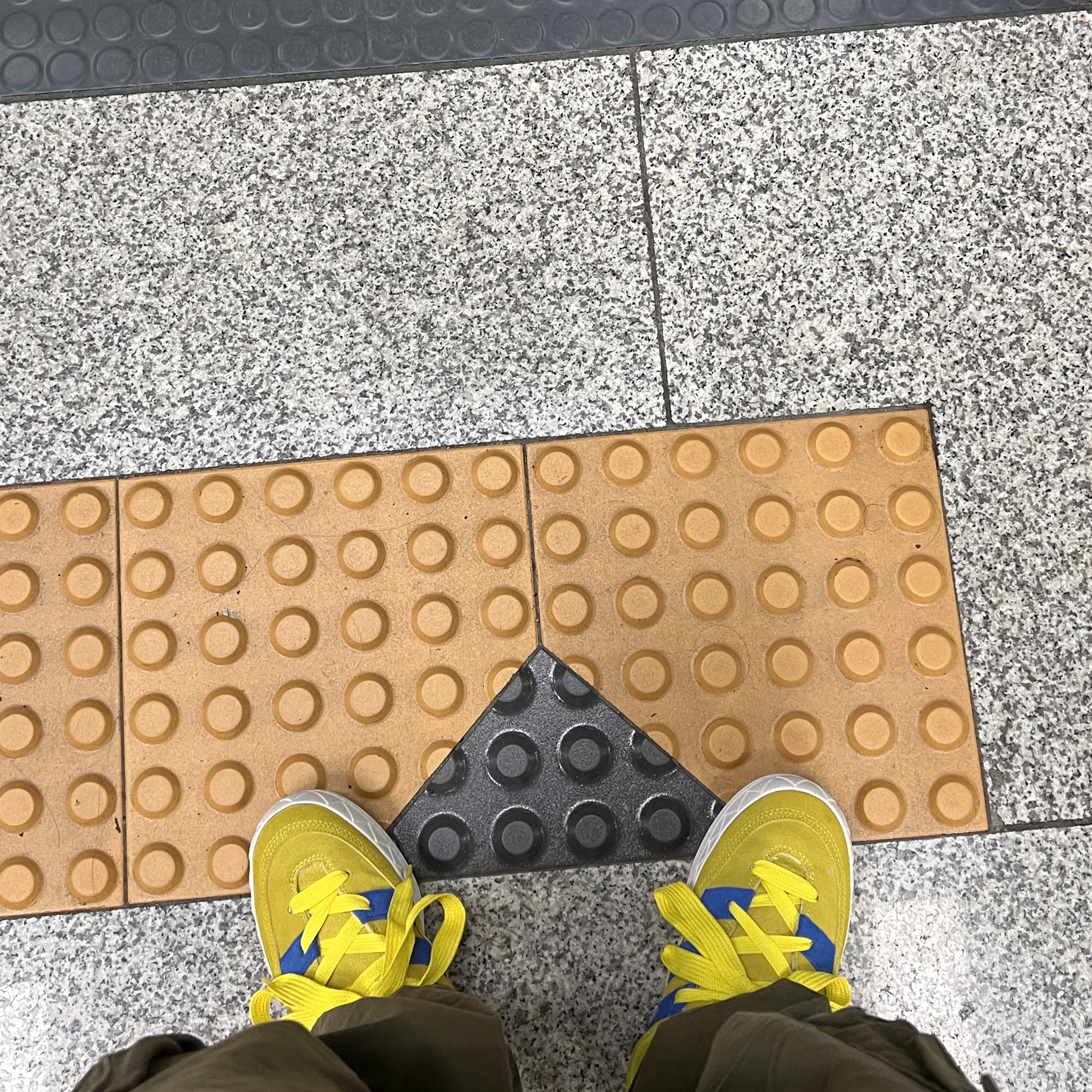 Adidas Adimatic Bright Yellow Blue 착용 스타일