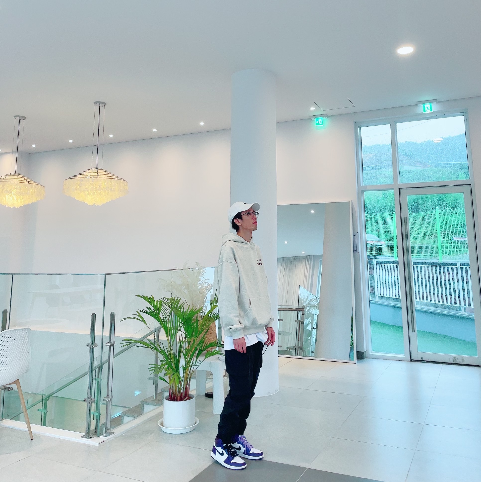 IAB Studio Hoodie Oatmeal Burgundy, IAB Studio T-Shirt White Light Green 착용 스타일 - 2