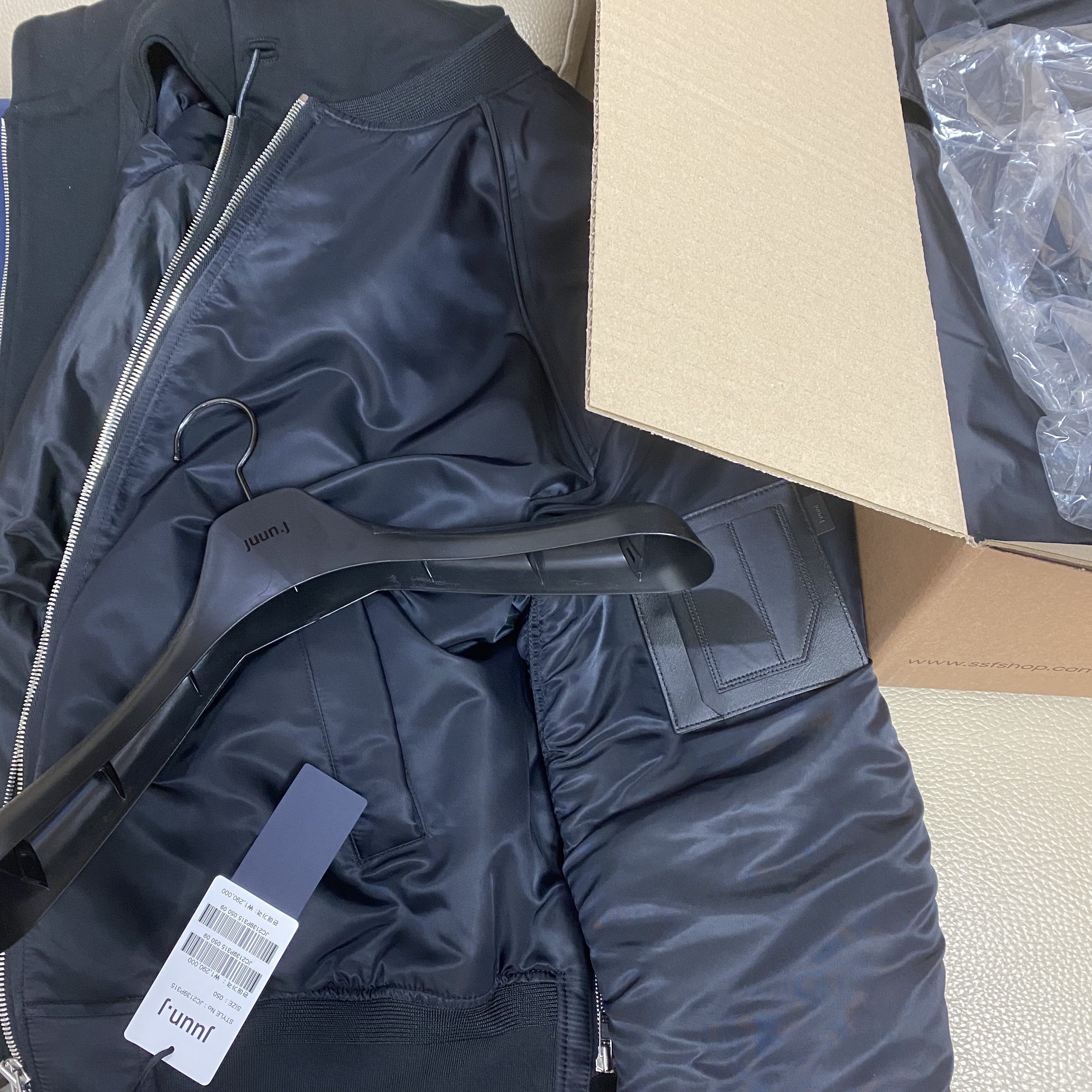 Juun.J Detachable Hood MA-1 Jumper Black - 22SS 착용 스타일 - 3