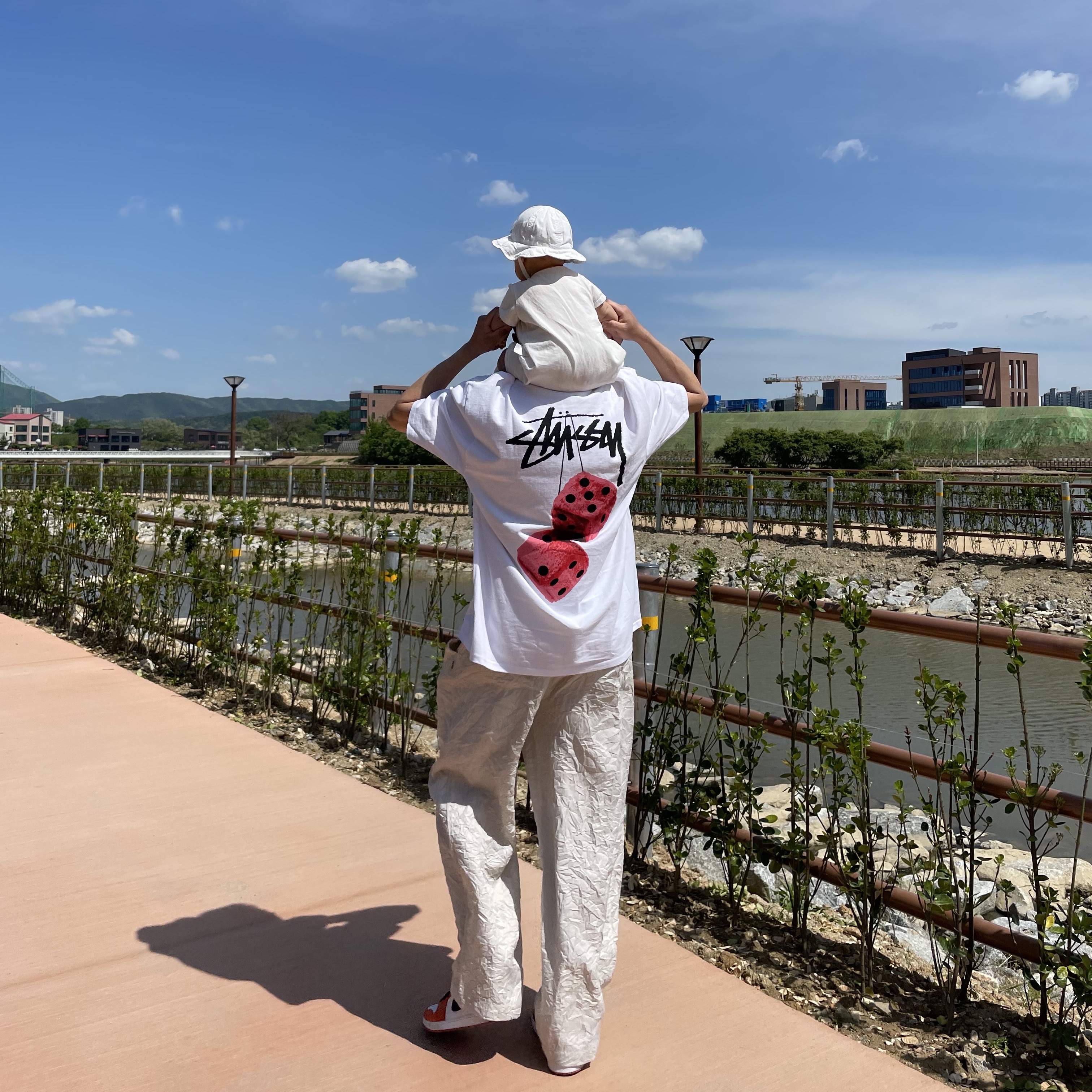 Stussy Fuzzy Dice T-Shirt White, Stussy Ralphie Big Crinkle Pants Natural 착용 스타일