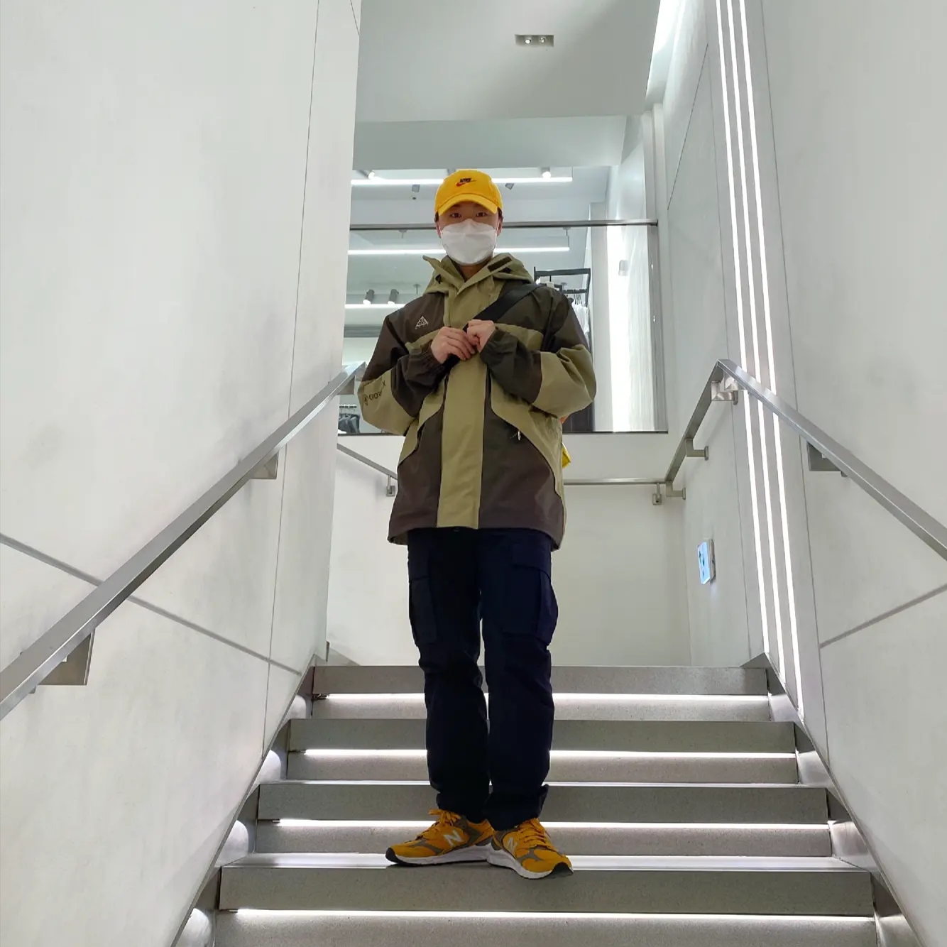 Nike Heritage 86 Futura Washed Cap Gold, Nike ACG Gore-Tex Jacket Cargo Khaki - Asia 착용 스타일 - 1