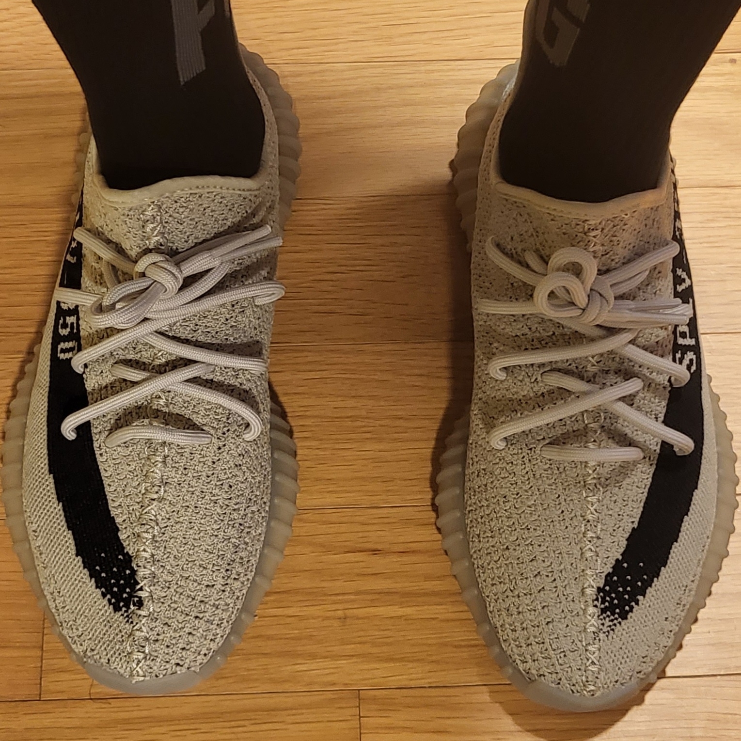 Adidas Yeezy Boost 350 V2 Slate Core Black 2022/2023 착용 스타일 - 3